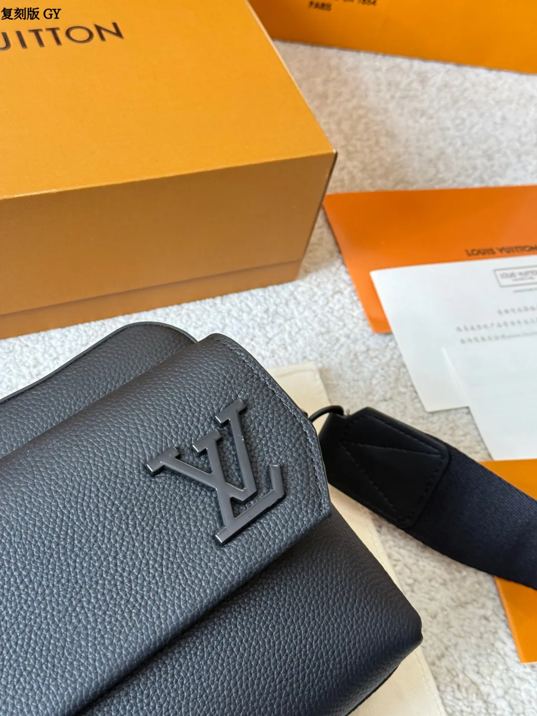 复刻版 p225 LV Takeoff 小号邮差包 LV Takeoff小号邮差包,黑色粒面牛皮+经典 Monogram压纹,低调又有质感!翻盖设计+可拆卸肩带,单肩or斜挎都OK,通勤休闲都能搭。尺寸刚好,手机钱包轻松装下,实用又时髦,是男士必入的经典单品! 尺寸 23 18cm