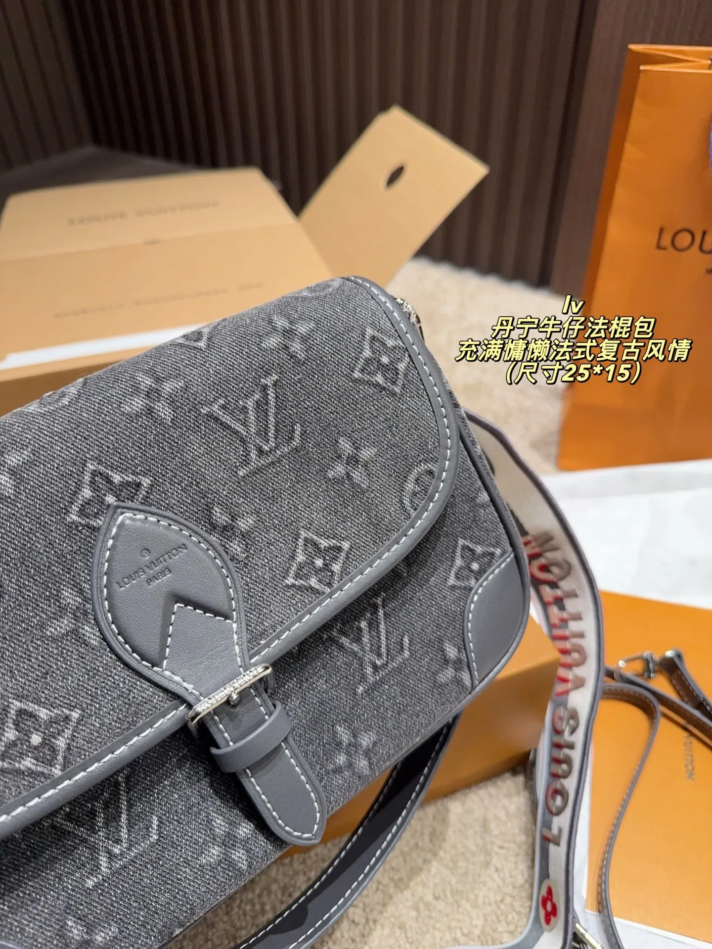 P205配折叠盒⚠️尺寸25*15 lv丹宁牛仔法棍包 充满慵懒法式复古风情的法棍包，方方正正的长方包型，采用上窄下宽的梯形设计不只更贴身，而且容纳力十足。内里开合间隔实用分明，背面也设有隔层，超级无敌能装❗️ 可拆卸长短双肩带设计，单肩斜挎手提多功能兼备