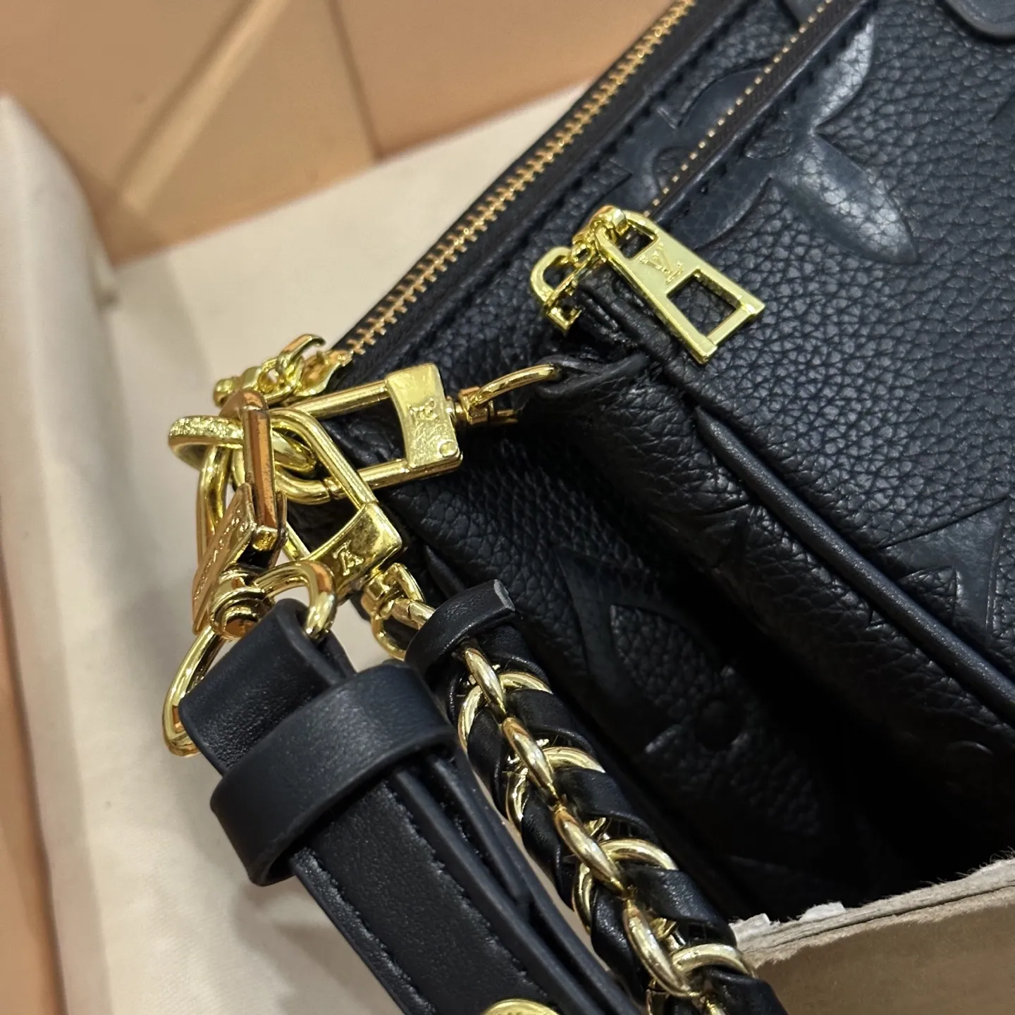 p125 折叠礼盒包装 LV 三合一&rdquo;麻将包有点酷 lv三件套Multi Pochette Accessoires，这两年一直流行的复古风潮，这回再度刮回了经典Monogram上面，丰富的配件赋予了包包无穷的背法，高级变色皮，高级感十足，冬天的话也比较百搭，强烈推荐 ！ 尺寸：大24*13cm 中18*11cm 小9*9cm