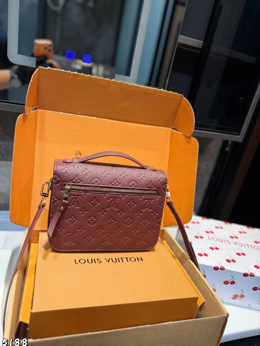 ❤️p215(礼盒包装)❤️ Lv 路易威登|Pochette Metis East west Mini 新款邮差包 LV邮差包老花手提单肩斜挎包,优雅低调的外形设计和宽敞的包身更加入了实用性,LV闪亮的纯钢金色五金配件- 可调节肩带,配有树糕皮的肩垫,拉链闭合 超细纤维内衬 尺寸 21 14cm