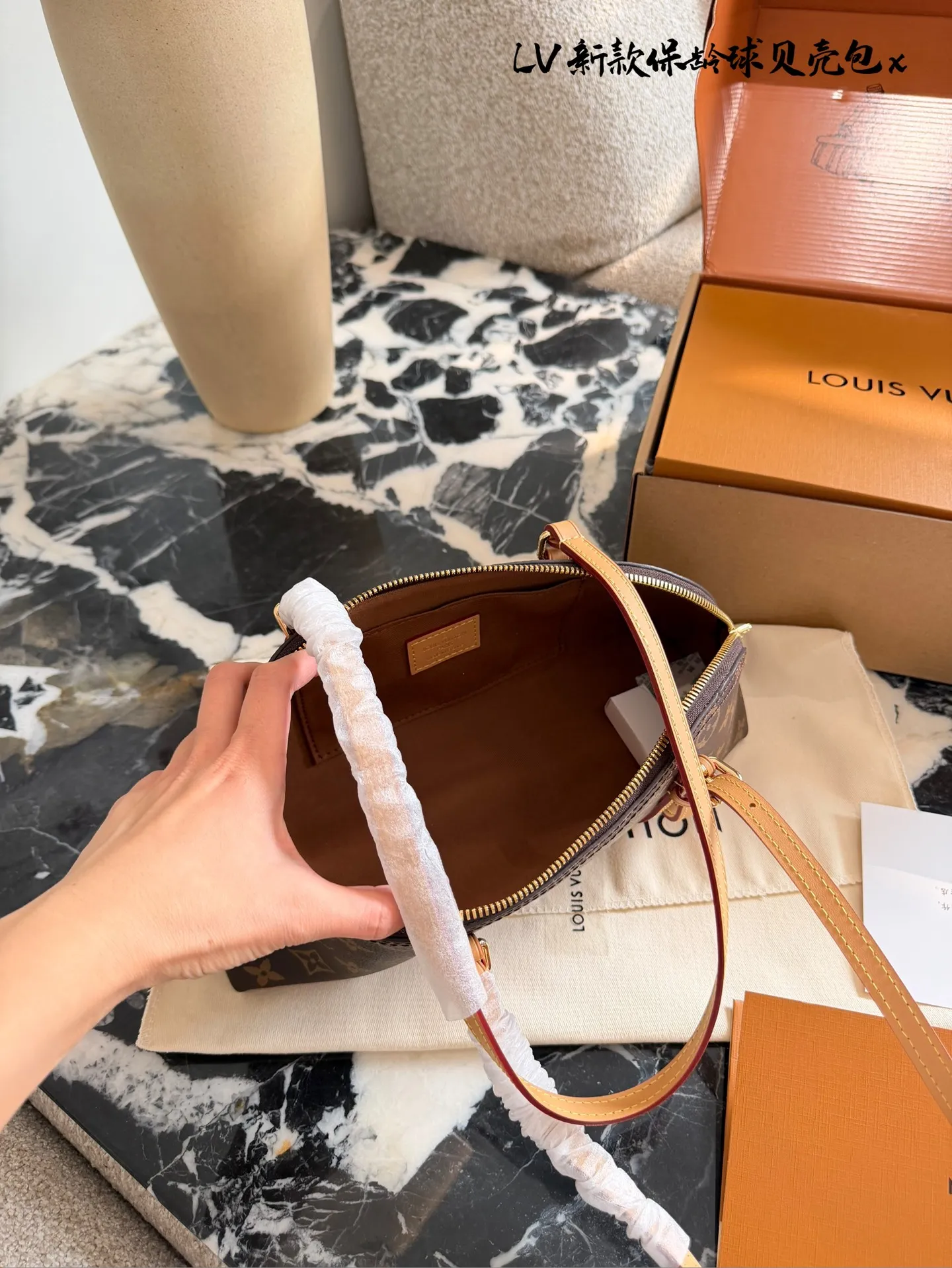 LV Papillon 26圆筒包p250 LV Papillon 26圆筒包,经典Monogram老花帆布+牛 皮饰边,复古优雅又实用! 26cm小巧尺寸,手提、单肩、斜挎都OK,,通勤休闲都能驾驭'+。灵感来自1940年代好莱坞,融合现代廓形,容量适中,日常物品轻松收纳。圆筒造型超有辨识度,是明星街拍和中古市场热门款,四季都能搭配,时髦又百搭!