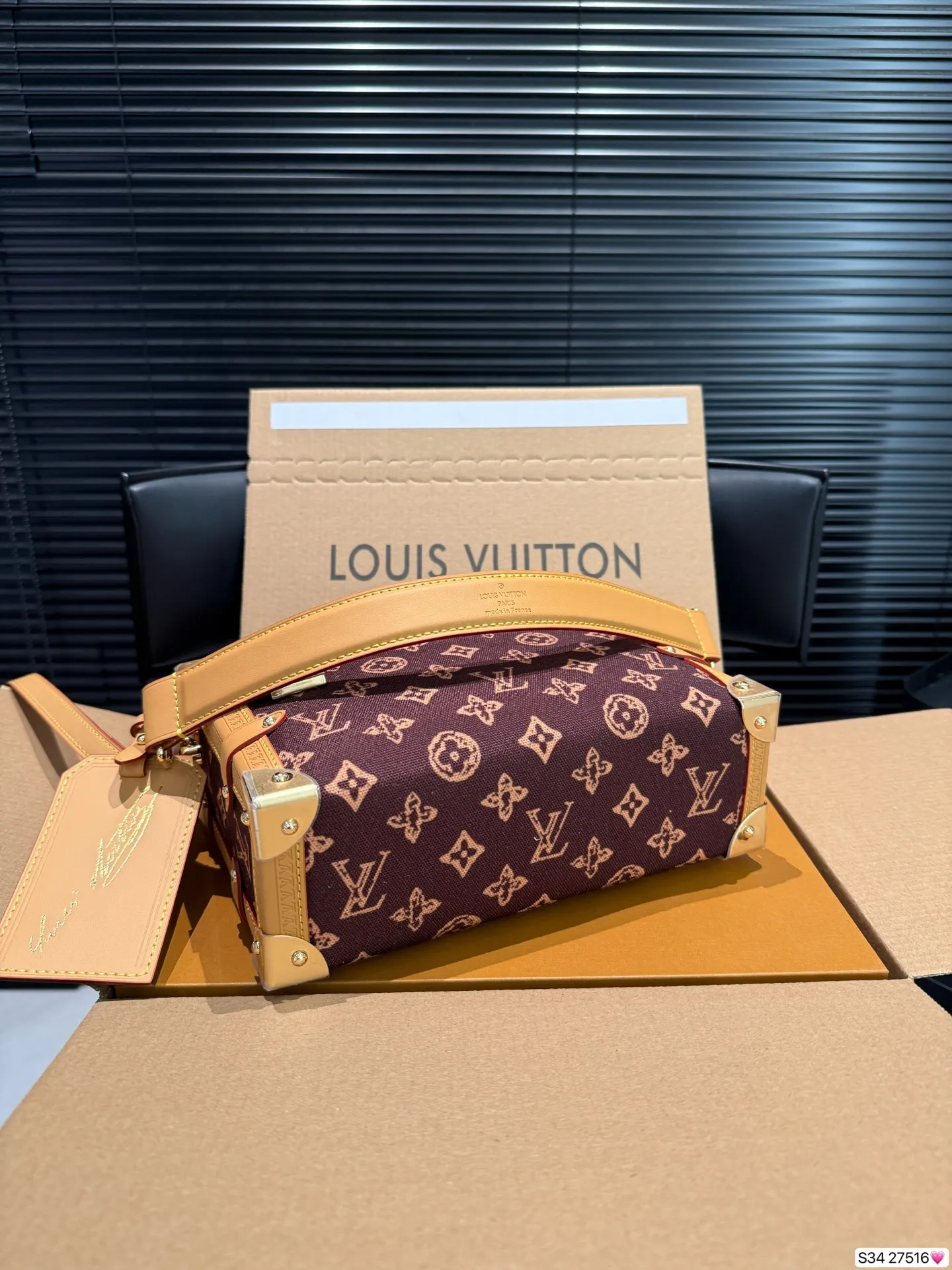 P220 配飞机盒折叠盒 LV 130周年限定来袭!村上隆三彩返场🥹 LV 130周年限定系列,这次是真的开挂了! LV谷爱凌软盒子来啦美到犯规💕 五金精致有分量,肩带长度刚刚好,单肩斜挎都很绝👏日常搭配T恤、牛仔裤,容量也很实用,手机、口红、粉饼等小物件都能装下~ 尺寸23 16 货号27516