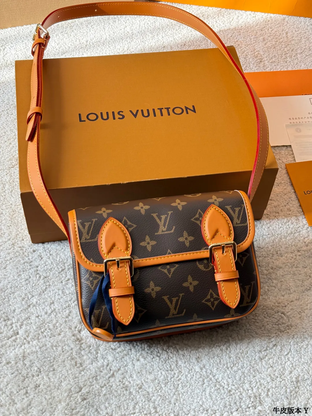 牛皮版本 p230 LV Satchel 迷你邮差包 LV Satchel迷你邮差包,经典Monogram老花帆布+深蜜色牛皮饰边,复古学院风满满!尺寸19x15cm,小巧精致,日常通勤、休闲出行都超适合艹。双扣设计+可调节肩带,单肩斜挎都OK,内部空间能装手机、钥匙、卡包等小物。灵感源自1930年代邮差包,实用又有收藏价值,男女都能轻松驾驭,搭配休闲或复古穿搭都很出彩