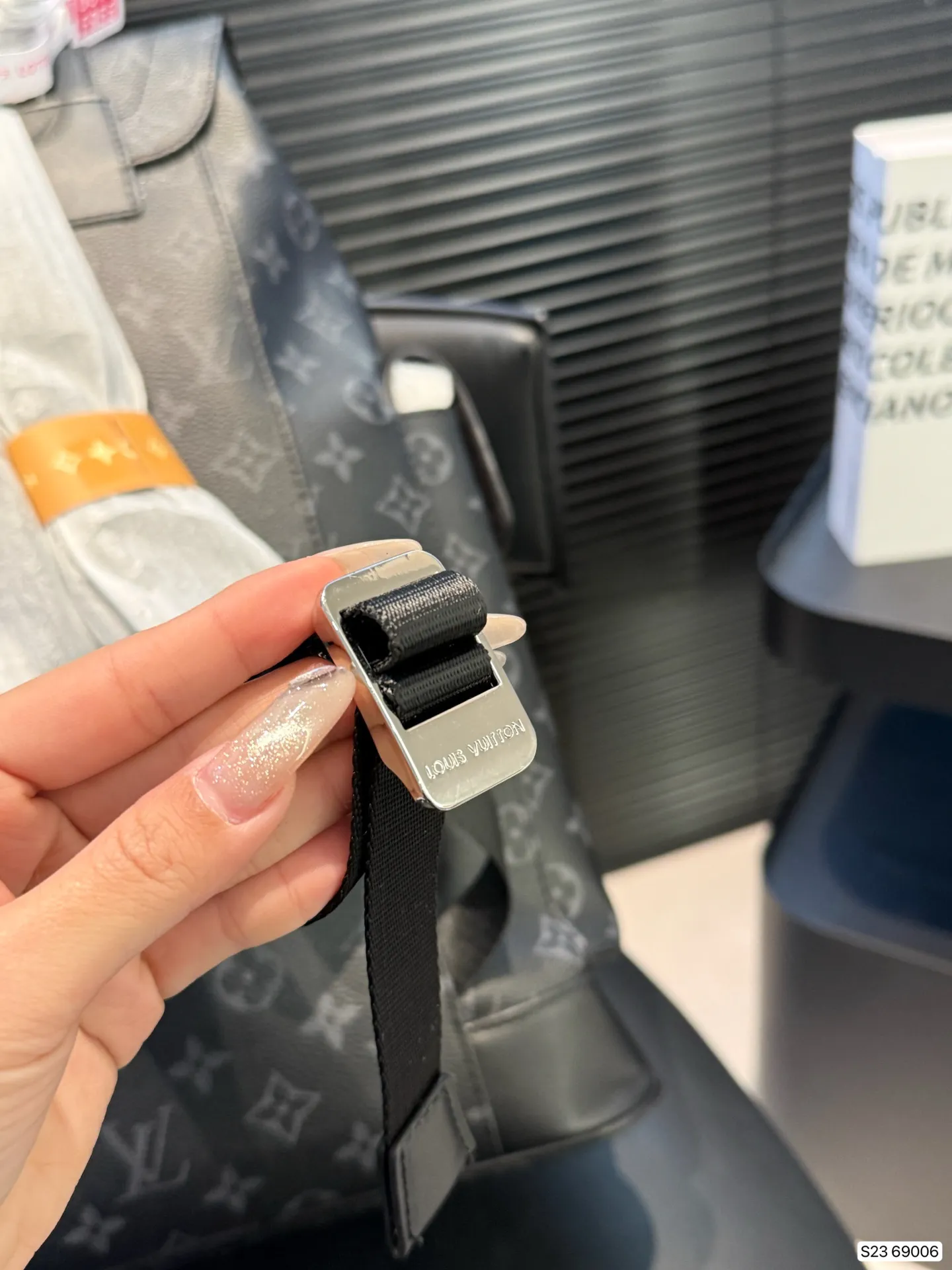 P165 Lv双肩包出货 超级耐磨 超级实用的款式 内衬带logo. 原版电镀五金带logo 这个包包的容量也很大 满足你出行的所有需求 必备的都可以装下 真的是很nice 尺寸 32 42 货号69006