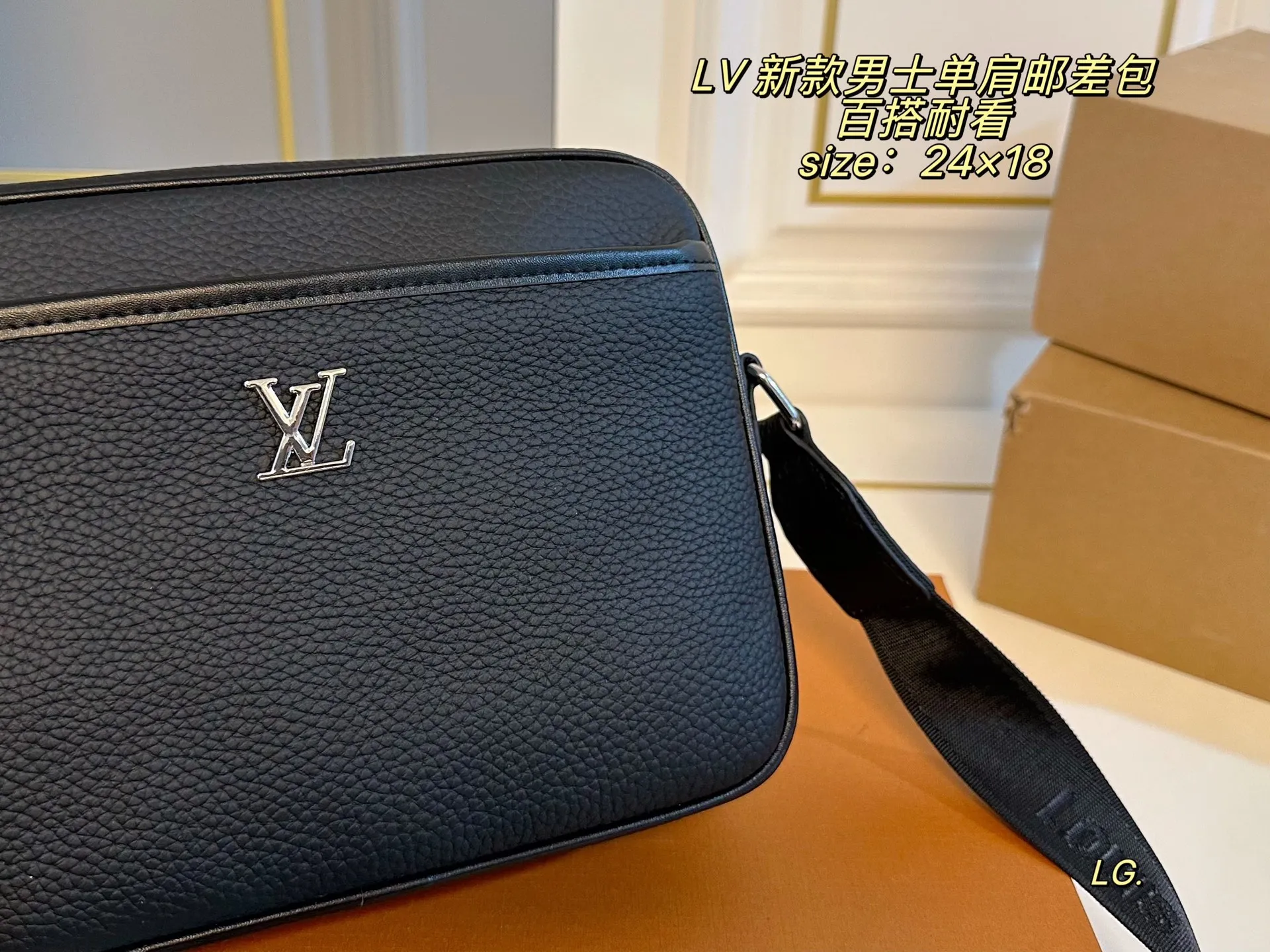 P140(配盒) size:24×18 LV路易威登新款男士单肩邮差包💕 原单品质,拉链开合设计,高级百搭 织物肩带🉑️调节 可斜挎可单肩方便实用! 百搭耐看,四季🉑️背,潮酷通勤必备🖤