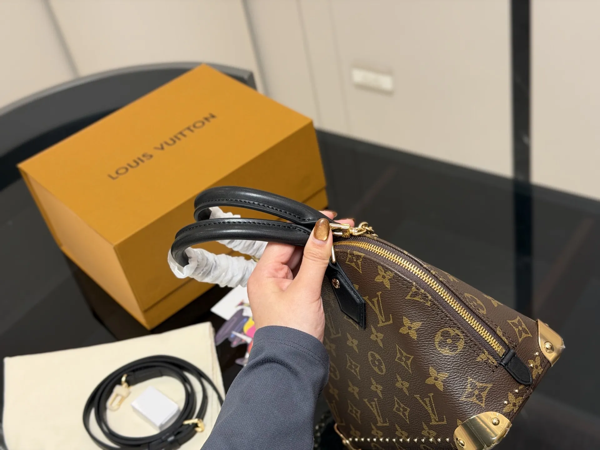 ¥240 折叠盒飞机盒 Lv新款 alma trunk 贝壳 我能get到了耶!真好看! 这次包型做了升级 真的好酷好喜欢! 好适合搭配酷酷的 复古的衣服 链条的吊坠一点要加上 而且是我喜欢的黑色细肩带 尺寸:23.17cm