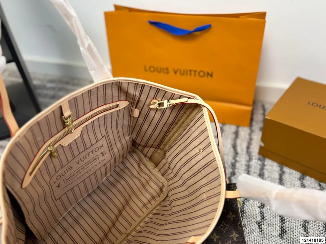 p135 全套包装LV 经典购物袋 Neverfull 全新演绎经典手袋,探索袋内精致细节。重新设计的内袋采用了清新的织物内衬和灵感源自档案馆的复古细节,最值得称道的莫过于可脱卸式拉链手包,它既可单独作为一只精致手拿包使用,亦可作为额外的口袋。明快的内衬色调为 Monogram 经典帆布增加了更多活泼生动之感。尺寸33 30