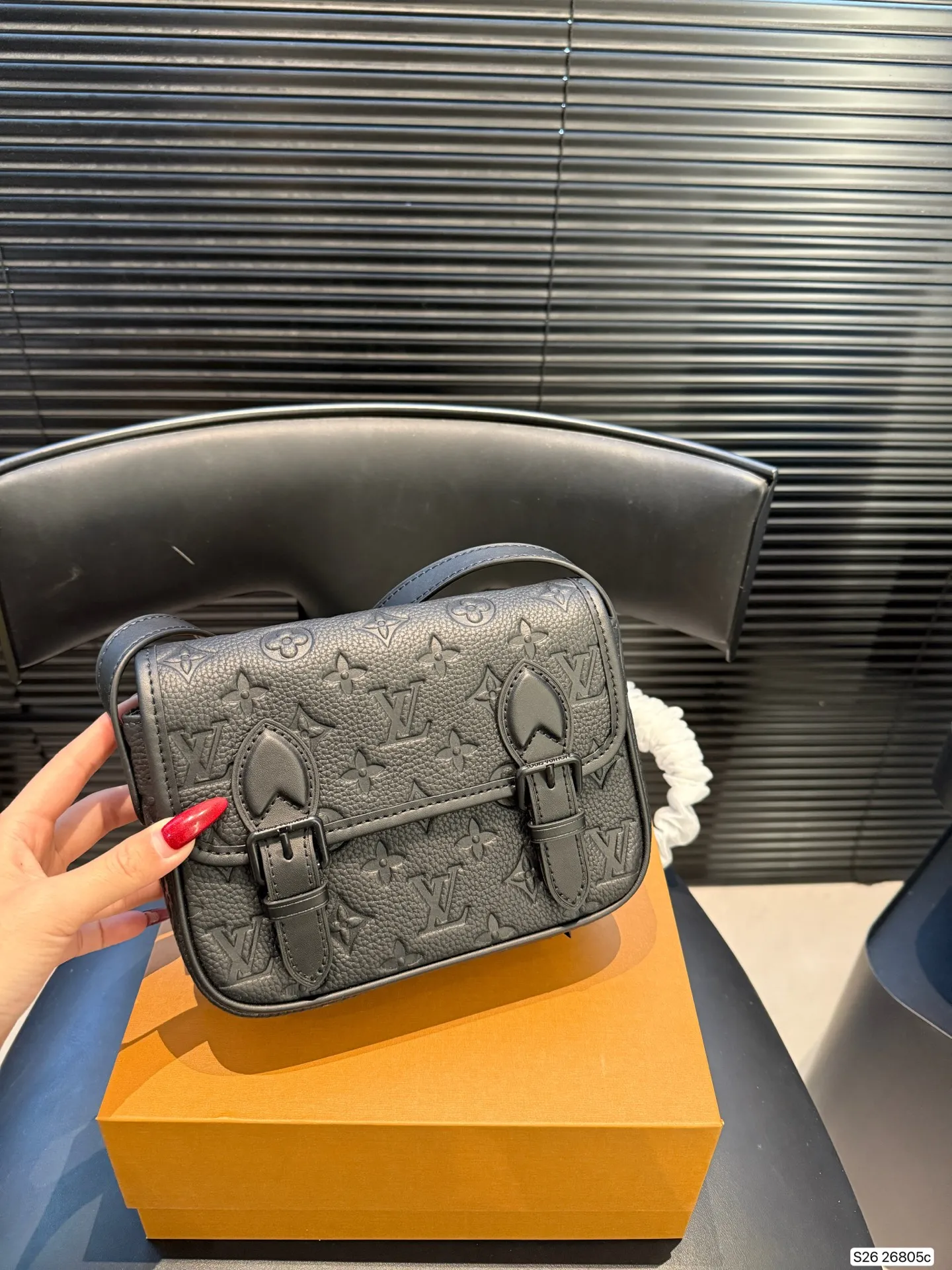 P180 配折叠盒 牛皮Lv邮差 真被这个LV小包惊艳到 之前的大邮差终于出小版了! 变小后更加精致了 而且放手机等物品无压力 尺寸:20 16 货号26805