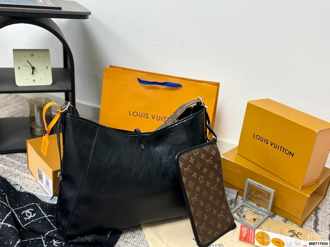 p185双盒 163芯片 围巾饰品＋80（款式随机） 尺寸42.32 LV 路易威登新款carryall链条购物袋🛍️ LV新出的全黑色Dark cargo carryall空间超级ok～ 皮质超有质感，随性简约 带一点老花，今年的新一代包神