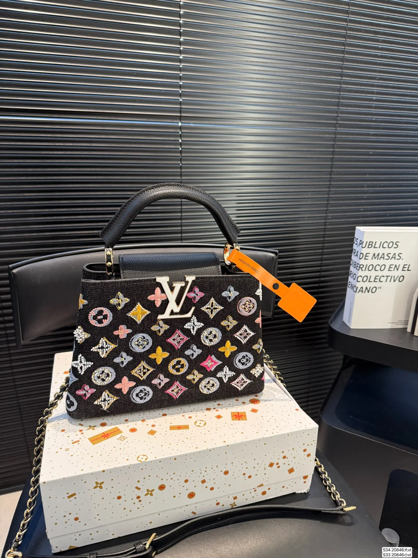 大号P220 小号P215 LVCapucines 贵妇包 超繁琐制作工序，女王范儿必备，经典大logo设计，结合monogram经典小花元素[哇]简洁大气，尺寸合理、容量OK，可手提可单肩， 尺寸：大号27 18 小号20 14 货号大20846