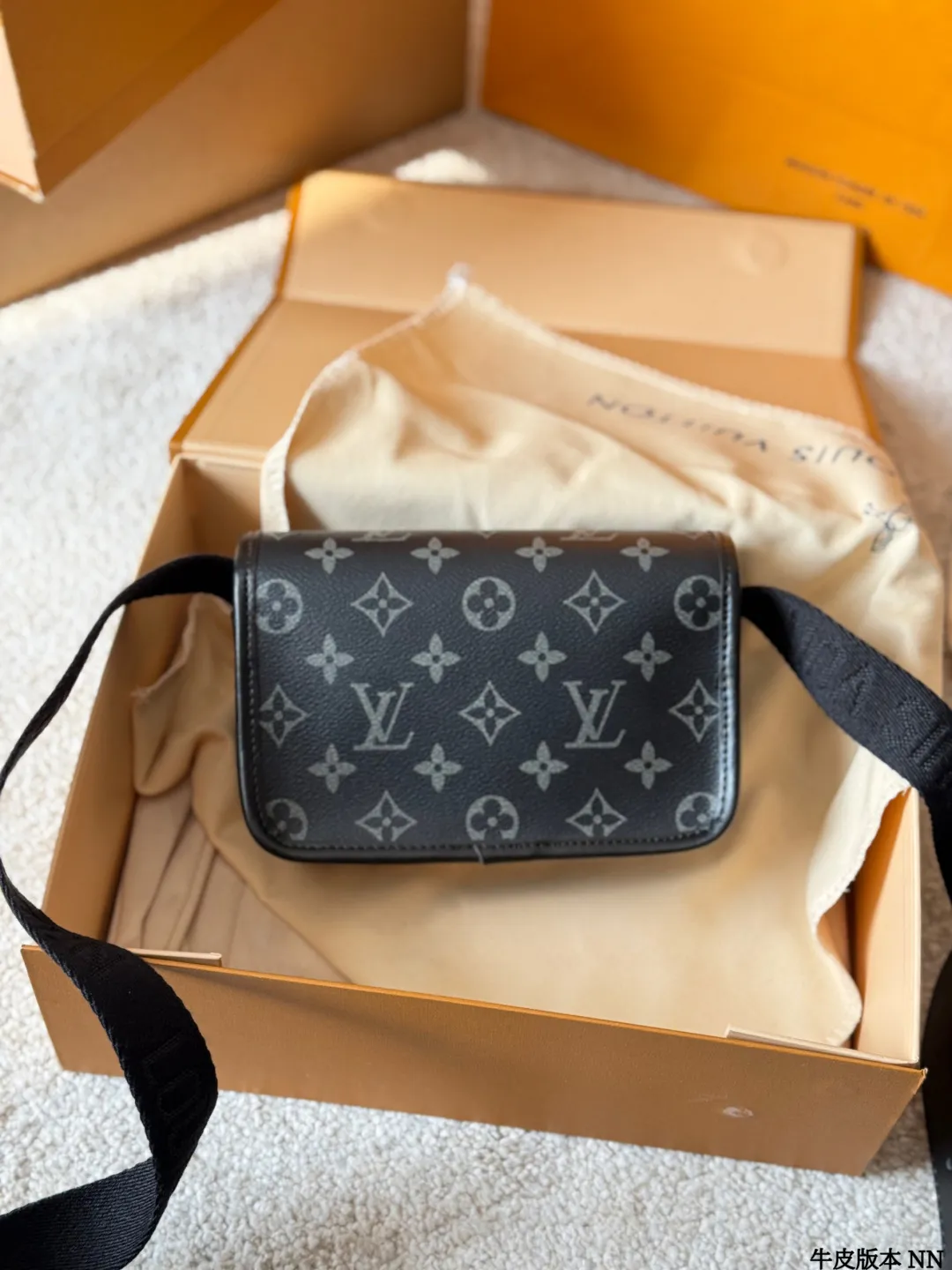 牛皮版本 p155 LV 黑花 Soft Trunk 盒子包 VLV Soft Trunk黑花盒子包,经典Monogram Eclipse黑花图案,低调又有辦识度!涂层帆布+牛皮饰边,质感满分。配可调节肩带,单肩斜挎都OK,日常通勤、出街超百搭。内部空间合理,手机、卡包、钥匙轻松收纳,拉链开合更安全全。男女都能驾驭,时尚又实用,LV热门款必入 18.5x13x8cm18.5x13x8cm