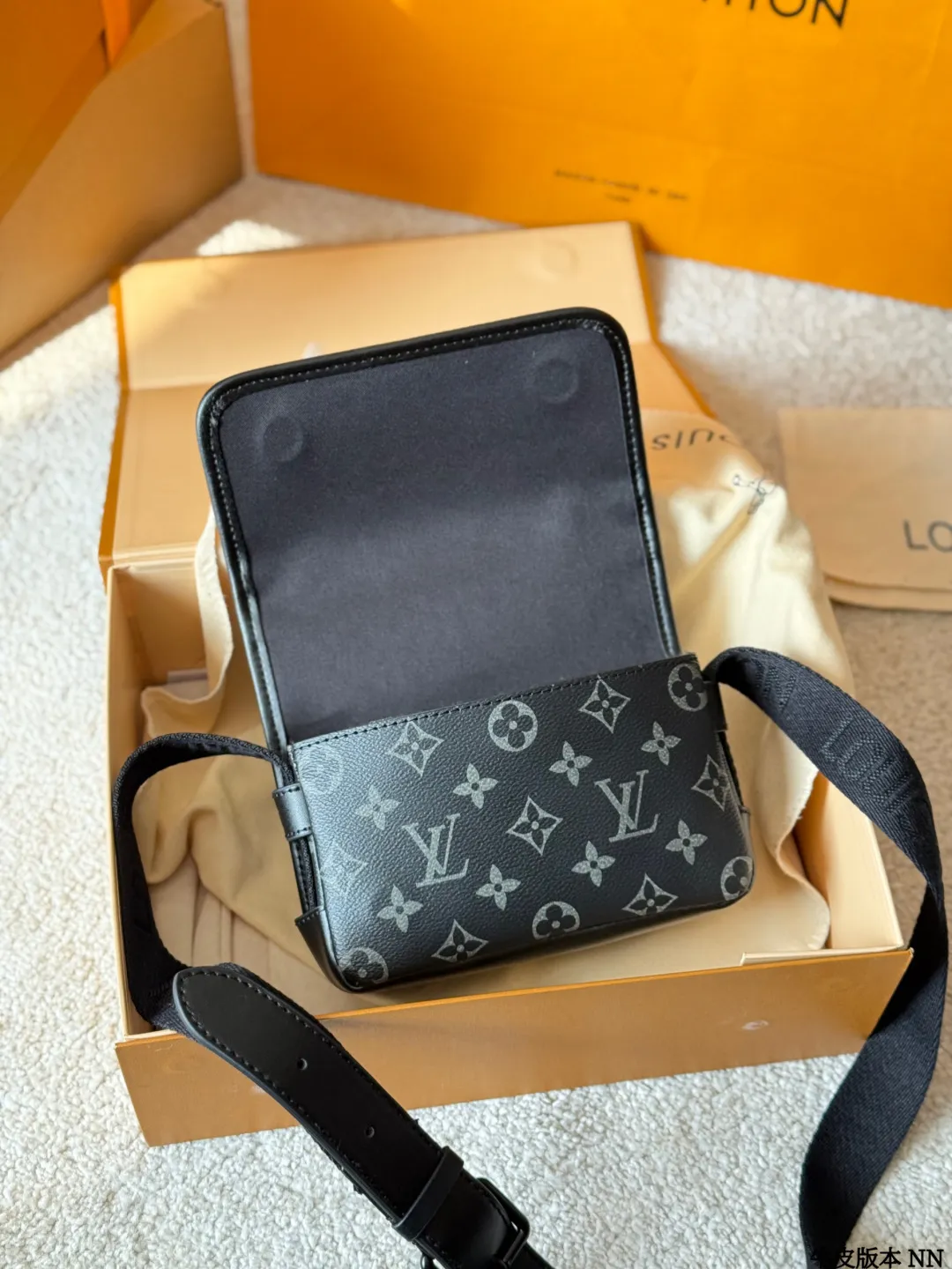 牛皮版本 p155 LV 黑花 Soft Trunk 盒子包 VLV Soft Trunk黑花盒子包,经典Monogram Eclipse黑花图案,低调又有辦识度!涂层帆布+牛皮饰边,质感满分。配可调节肩带,单肩斜挎都OK,日常通勤、出街超百搭。内部空间合理,手机、卡包、钥匙轻松收纳,拉链开合更安全全。男女都能驾驭,时尚又实用,LV热门款必入 18.5x13x8cm18.5x13x8cm