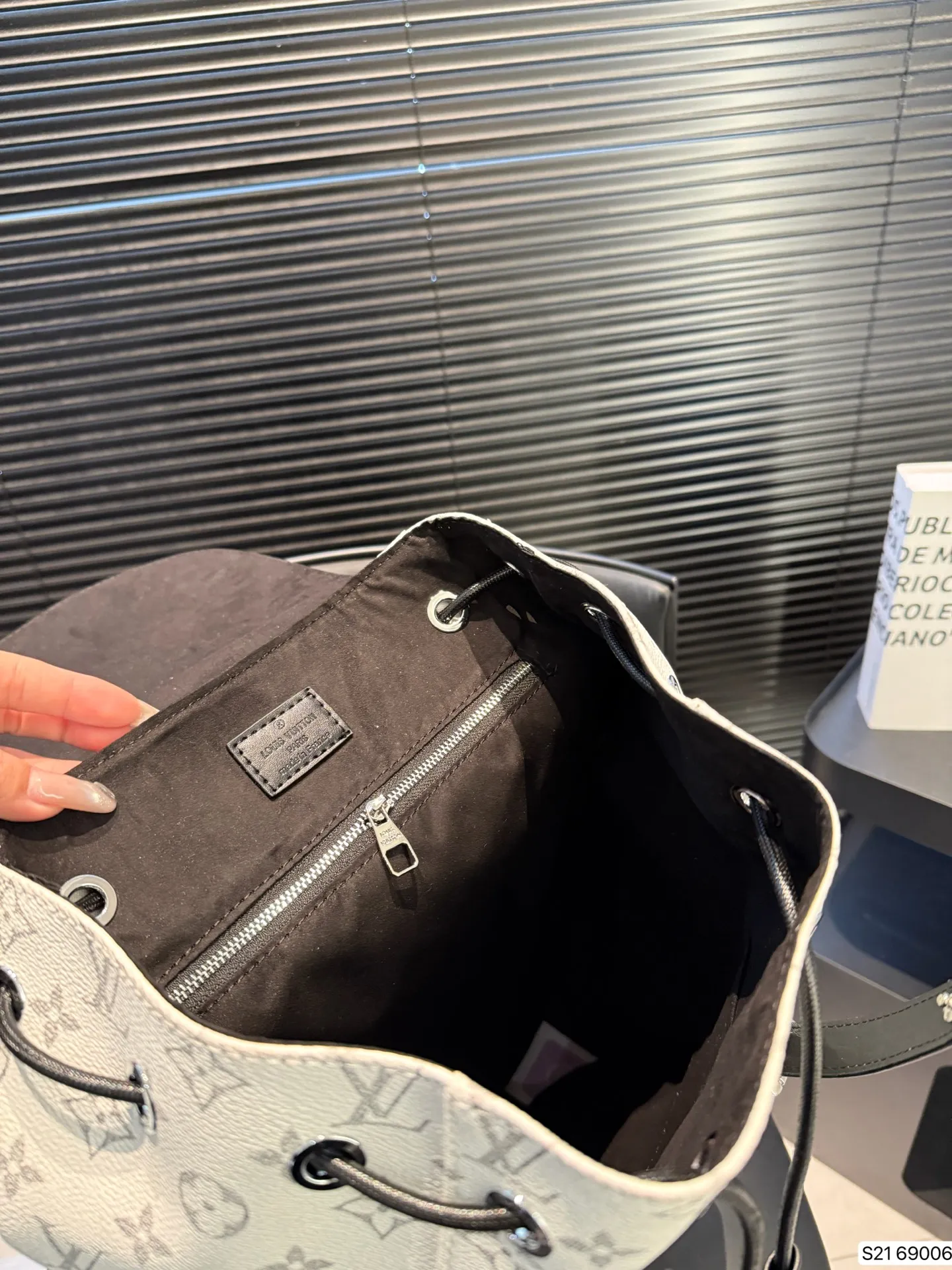 P155 LV 早春最新款 双肩包 这款时尚功能背包是最适合都市活躍人士 它将运动袋形与独特的品牌细节元素结合 背都超好看哦!尺寸: 32 42 货号69006