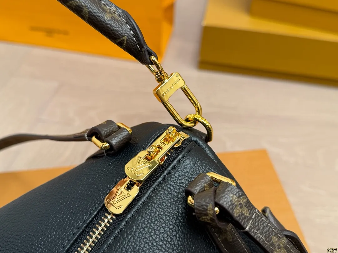 纯皮¥240飞机盒钢五金 专柜同步163变频芯片 LV路易威登Express枕头包 配有可拆卸肩带🉑自由转换 手提,肩背或斜挎等各种造型背法 极具松弛感 上身效果时髦好看‼️ 尺寸:小号26 15