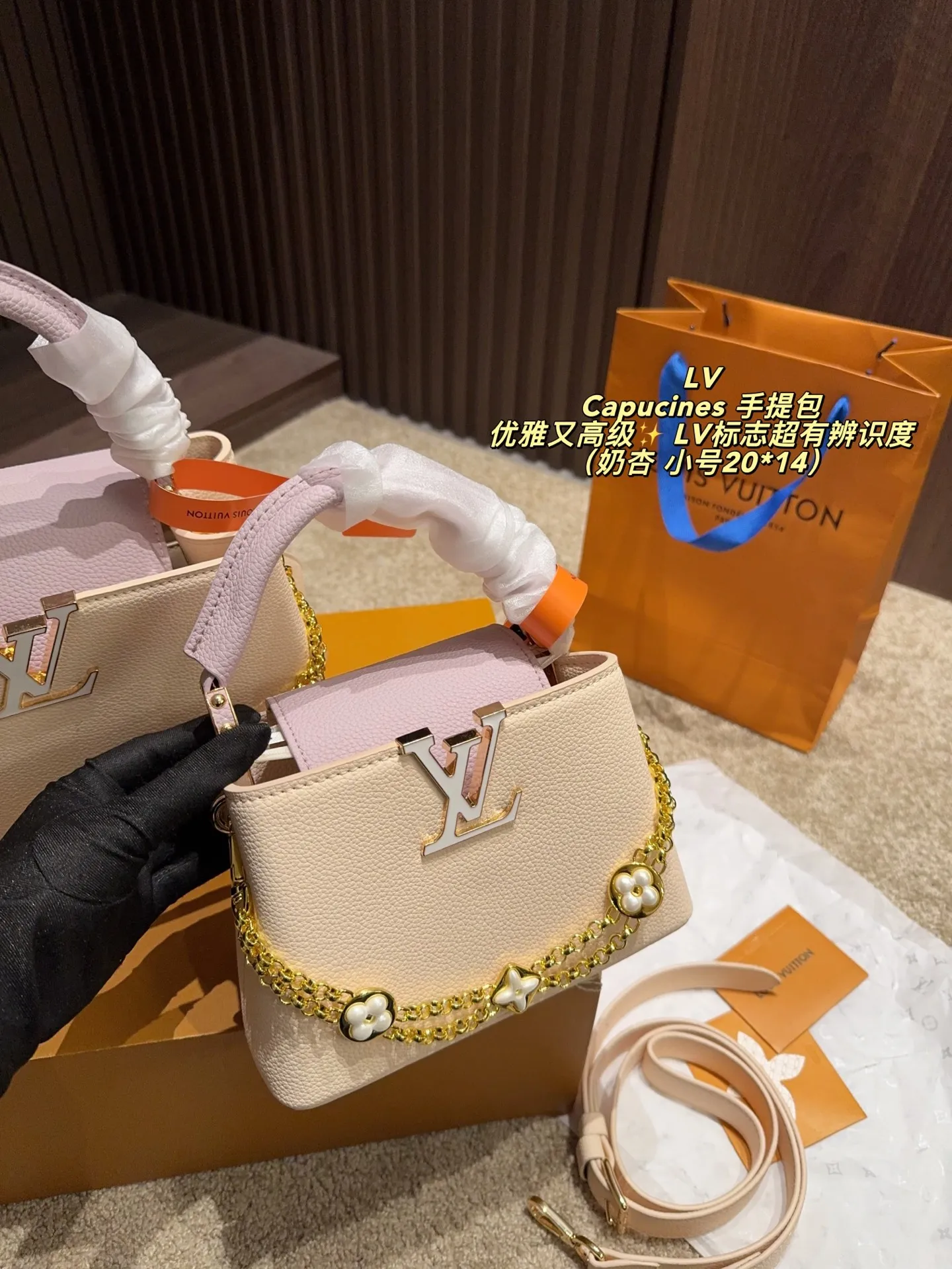 P185配折叠盒⚠️尺寸27*18 P175配折叠盒⚠️尺寸20*14 LV Capucines 手提包 优雅又高级✨ LV标志超有辨识度,手提or斜挎都OK,配可拆卸肩带,日常通勤、晚宴都能轻松驾驭。尺寸适中,收纳力满分,实用又时髦!沉稳大气,细节精致,秋冬搭配深色系服饰超加分,是LV经典系列代表款之一