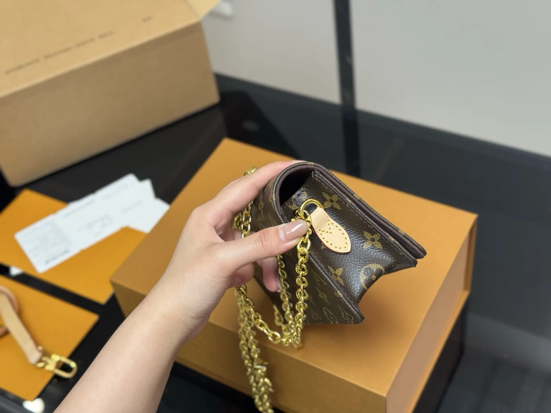 ¥155 配折叠盒飞机盒 Lv新款Lily woc, 容量看起来比三合一更加分! 有种复古感,而且链条还能拆哦。 下一个爆款 尺寸:21.12cm