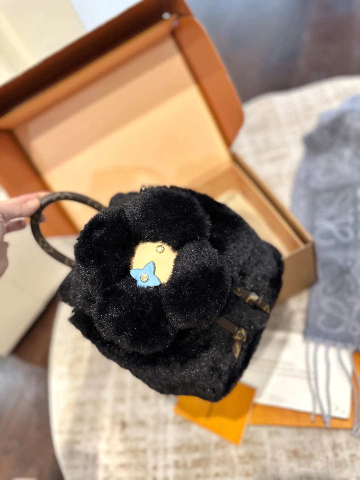 p120 礼盒包装 size 20 26 LV SKI滑雪系列vivienne Ski Snow系列 毛毛 双肩包 手机包 Louis Vuitton超限量Vivienne双肩包全日本限量发 等了一个月终于到货咯实物真的很可爱 容量感人 超可爱的手机包