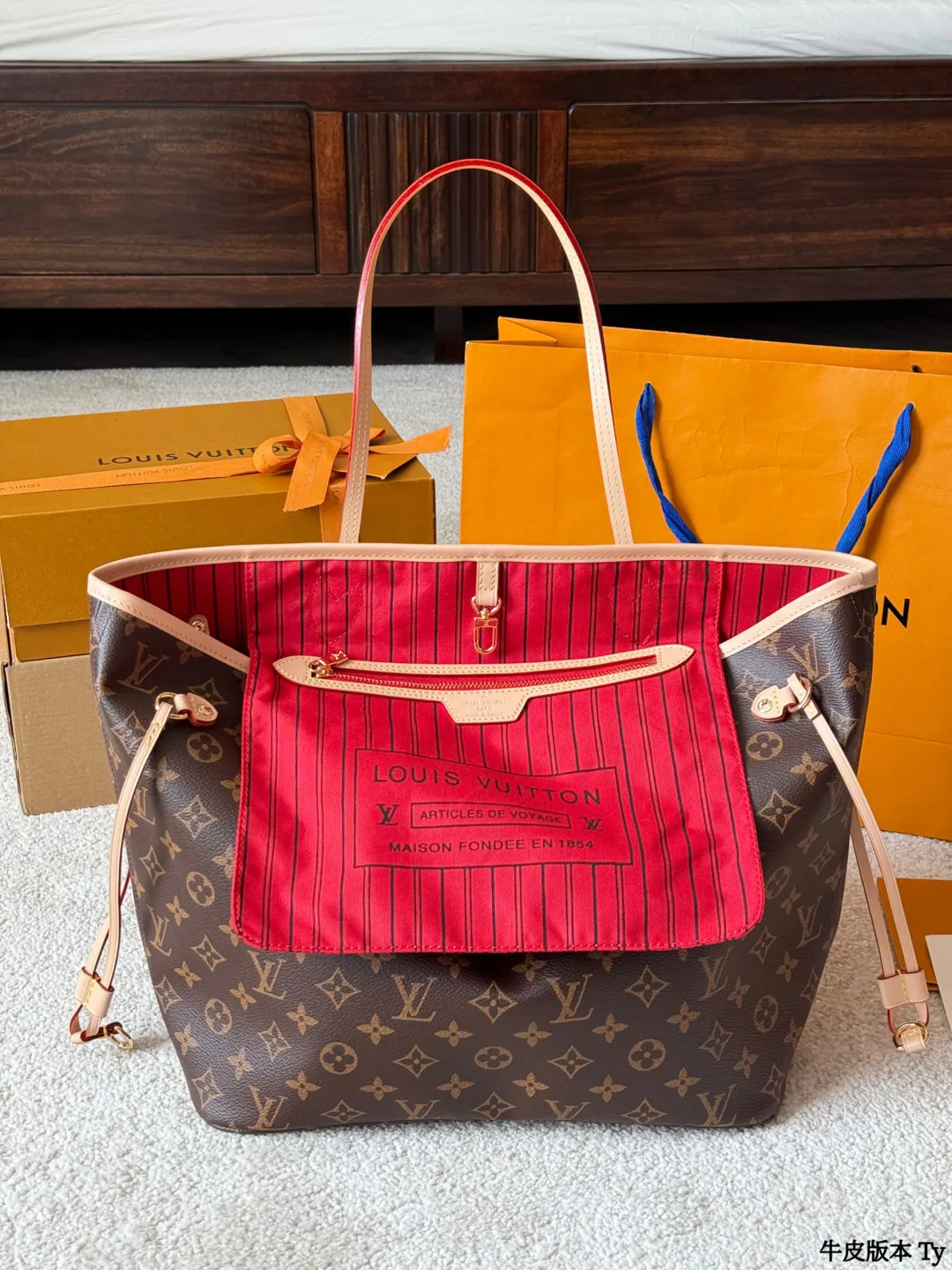 牛皮版本 p175 Lv 牛皮 L家 Neverfull 中号购物袋！入门级的款式哦！绝对的终身款！此物经典不言而喻！街拍和实用都是非常nb的选择！大家拿到后可以感受下，皮质颗粒之间空袭分明，宽度平均，摸上去软硬适中，变色皮哦！尺寸 ：32 *28 （密封折叠礼盒包装 配海关贴 发票 免税店证书📄）