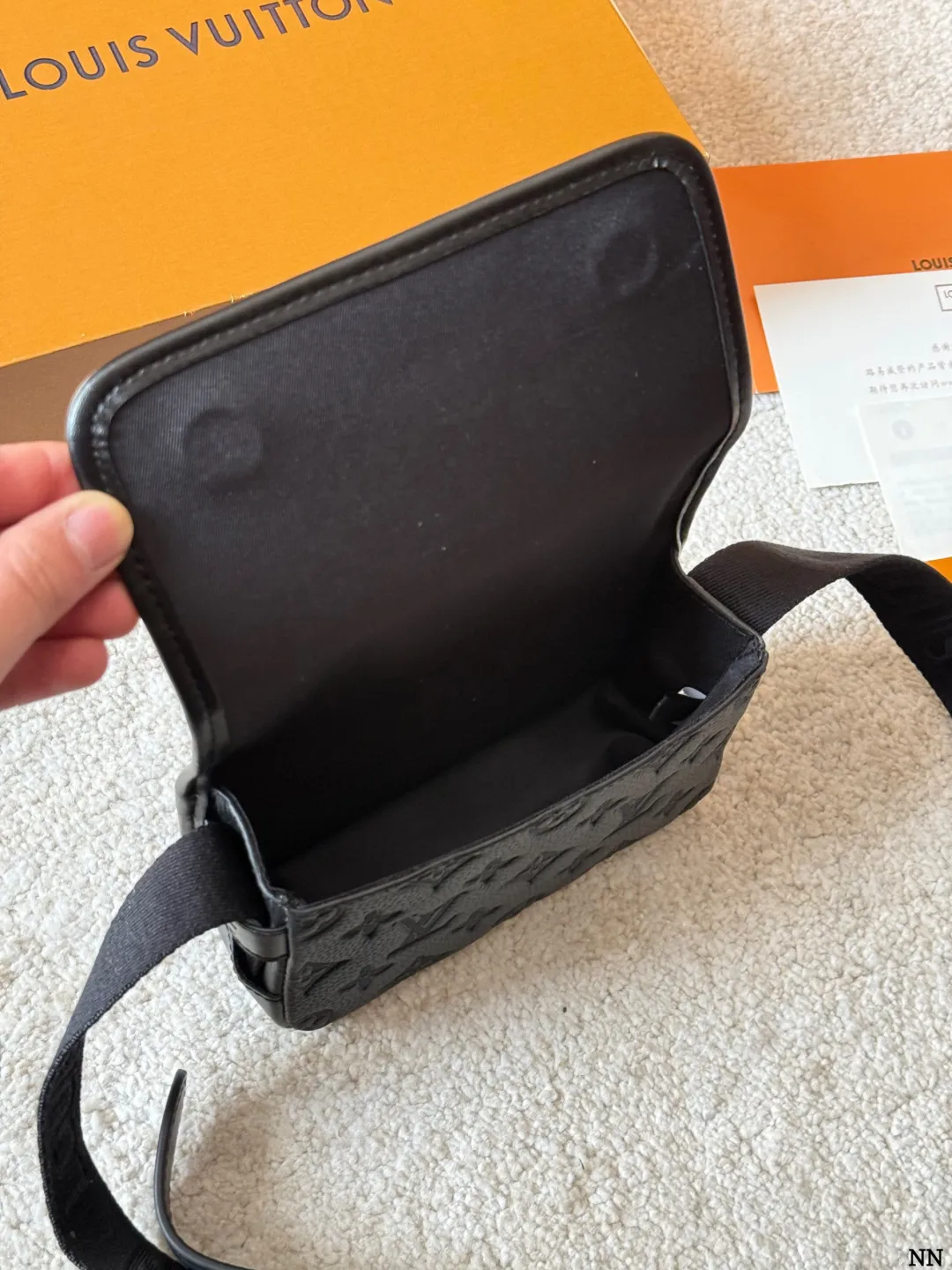 牛皮版本 p170 LV 黑花 Soft Trunk 盒子包 VLV Soft Trunk黑花盒子包,经典Monogram Eclipse黑花图案,低调又有辦识度!涂层帆布+牛皮饰边,质感满分。配可调节肩带,单肩斜挎都OK,日常通勤、出街超百搭。内部空间合理,手机、卡包、钥匙轻松收纳,拉链开合更安全全。男女都能驾驭,时尚又实用,LV热门款必入 18.5x13x8cm18.5x13x8cm