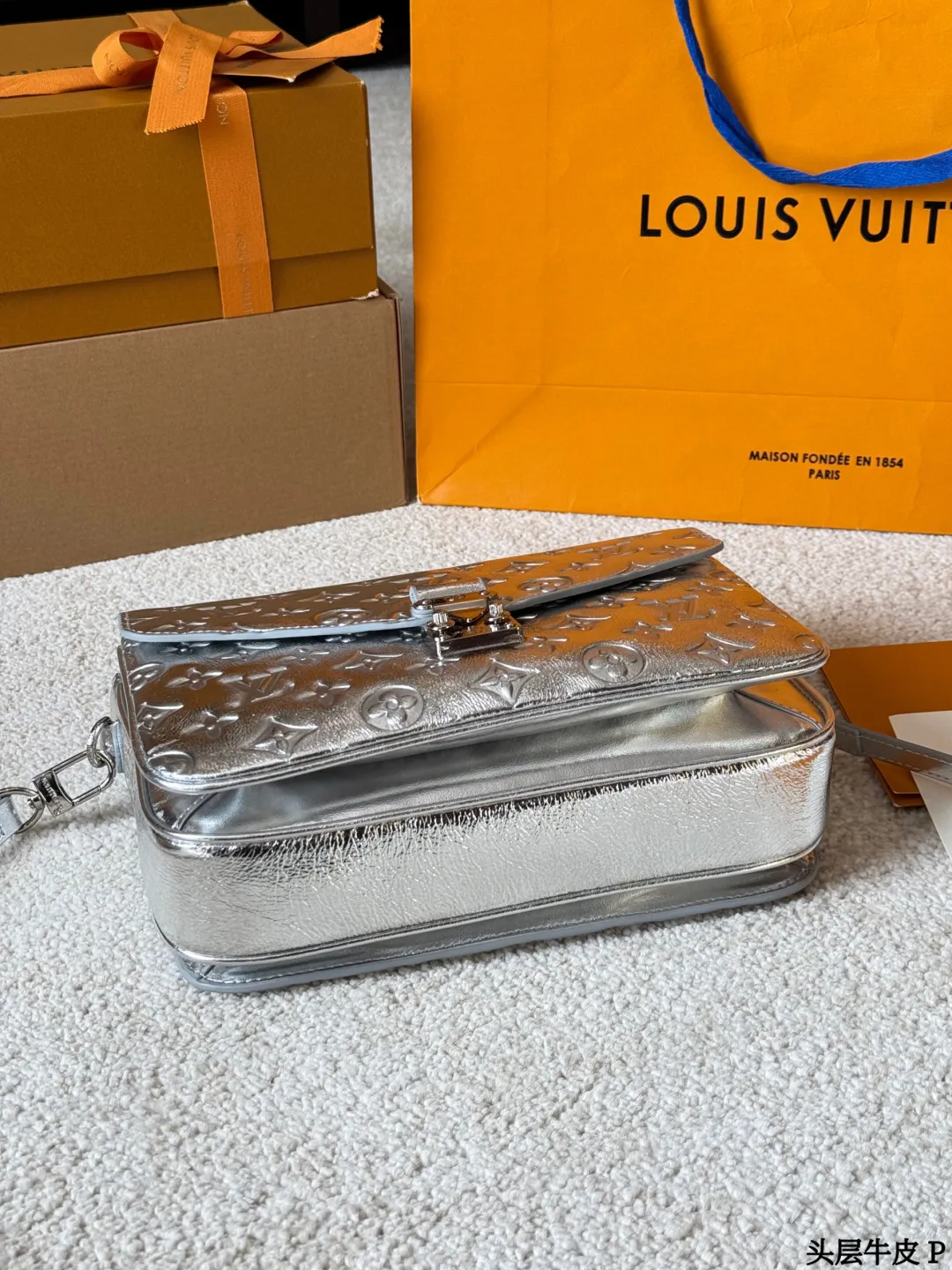 头层牛皮 p290 LV Pochette Metis 银色邮差包 SLV Pochette Metis银色邮差包，采用MonogramEmpreinte压纹牛皮，质感细腻耐用。斑鸠灰色低调优雅，银色五金+S型锁扣，细节满分！25x19x7cm25x19x7cm，内部多隔层+拉链口袋，收纳超方便。可拆卸肩带，手提斜挎都OK，通勤休闲都能驾驭了。经典设计+实用性，LV标志性单品，时髦精必入！