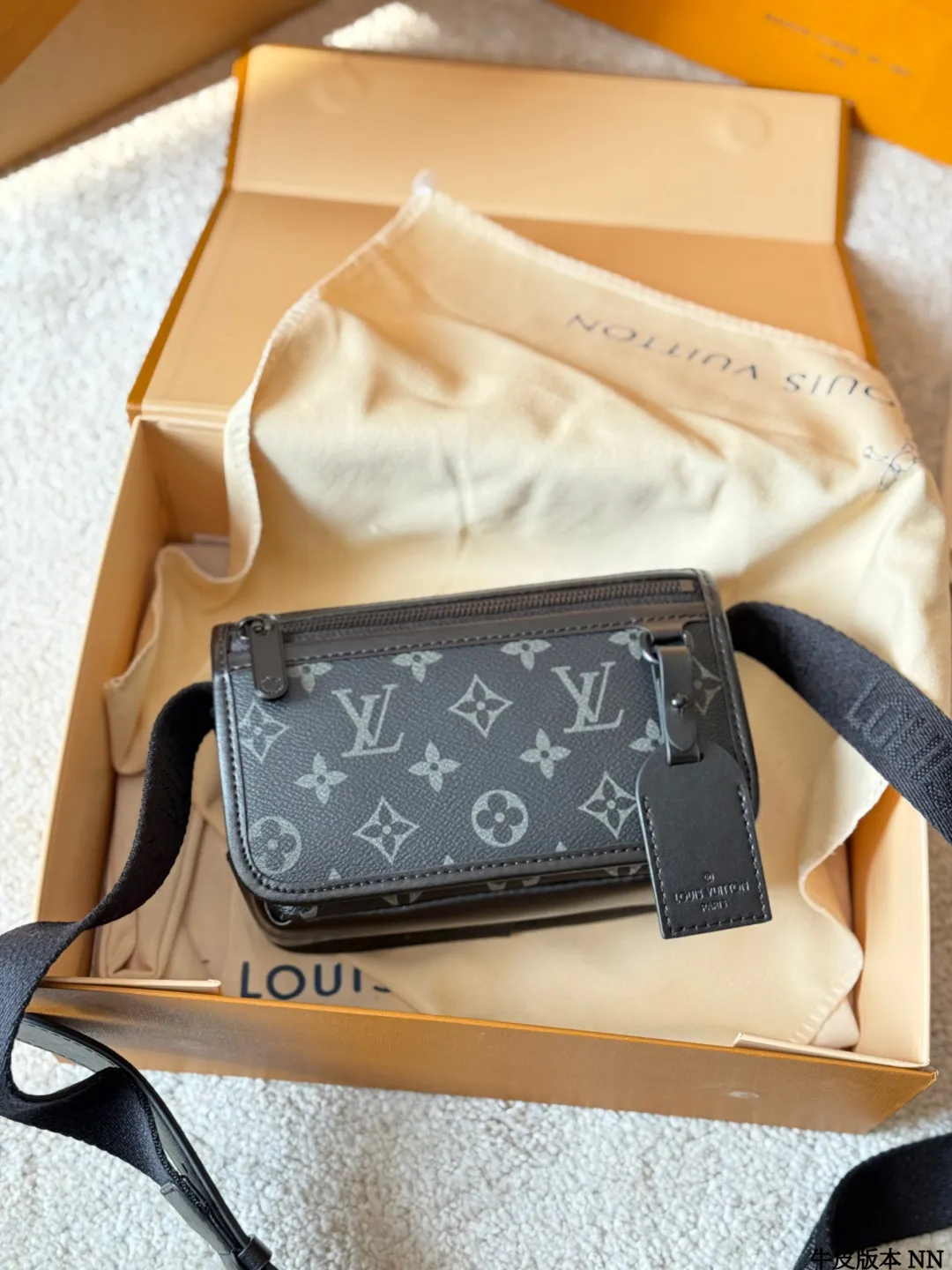 牛皮版本 p155 LV 黑花 Soft Trunk 盒子包 VLV Soft Trunk黑花盒子包,经典Monogram Eclipse黑花图案,低调又有辦识度!涂层帆布+牛皮饰边,质感满分。配可调节肩带,单肩斜挎都OK,日常通勤、出街超百搭。内部空间合理,手机、卡包、钥匙轻松收纳,拉链开合更安全全。男女都能驾驭,时尚又实用,LV热门款必入 18.5x13x8cm18.5x13x8cm