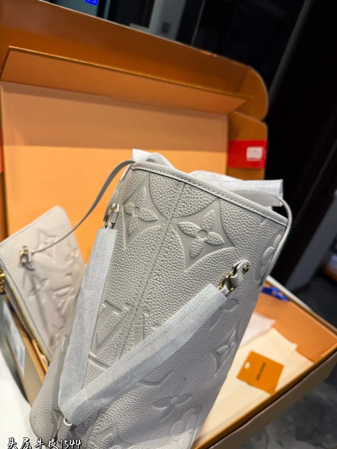 ❤️头层牛皮 p310❤️ Lv牛皮L家 Neverfull 中号购物袋!入门级的款式哦!绝对的终身款!此物经典不言而喻!街拍和实用都是非常nb的选择!大家拿到后可以感受下,皮质颗粒之间空袭分明,宽度平均,摸上去软硬适中,尺寸 32*28cm