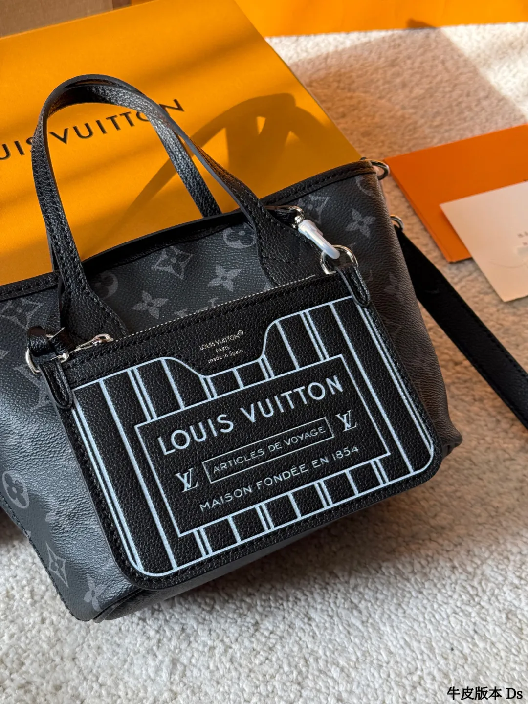 牛皮版本 p205 LV 双面 Neverfull BB手袋 &reg;LVx自Nevertull BB手装，经典Monogram老化肌升 +黑色粒面牛皮拼接，双面可用，风格随心切换！尺寸26.5x16.5&times;11cm，配可拆卸拉链小包和肩带，手提、斜挎都OK。内部空间超能装，通勤出街都很实用。黑色荔枝纹牛皮质感细腻耐用，银色金属件超有现代感，时尚又百搭，日常搭配无压力！