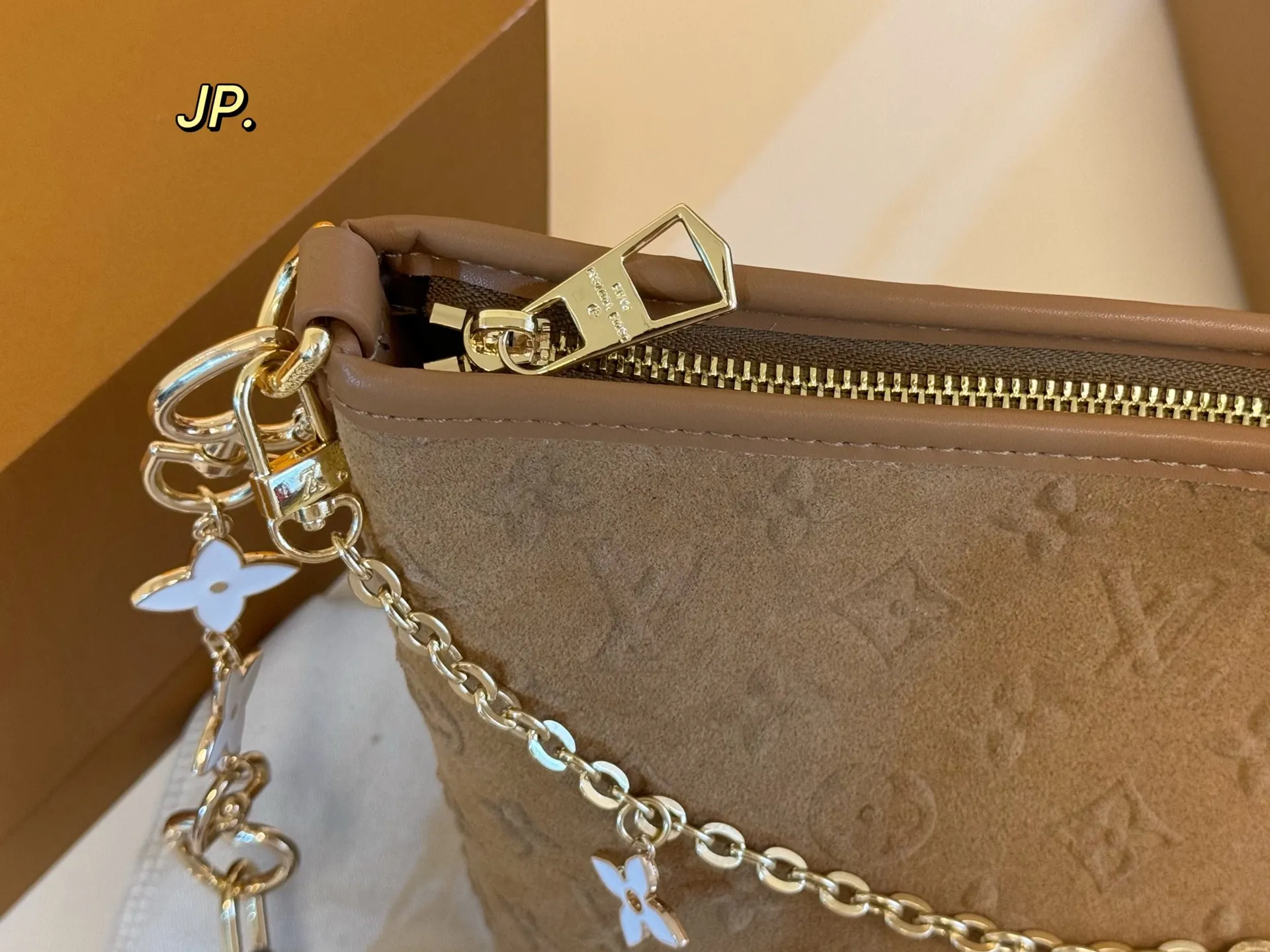 P165(折叠盒飞机盒) size:17×20 LV路易威登麂皮绒中古链条水桶包💕 超级耐看的经典配色! 采用桶状设计,容量十足 配有长肩带,多种背法 日常出街、通勤,低调又百搭‼️