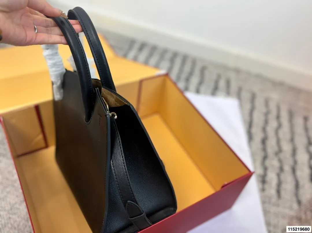 P180配折叠盒⚠️尺寸29.25 Furla Genesi托特包 选用优质牛皮，表面光滑有型，立体剪裁让包内空问更宽敞。金色半圆扭扣＋压印Logo，细节满分！尺寸适中，通勤休闲都OK，手提斜挎随心切换。黑色百搭，四季都能用，简约大气，实用又有质感，是职场女生的理想选择