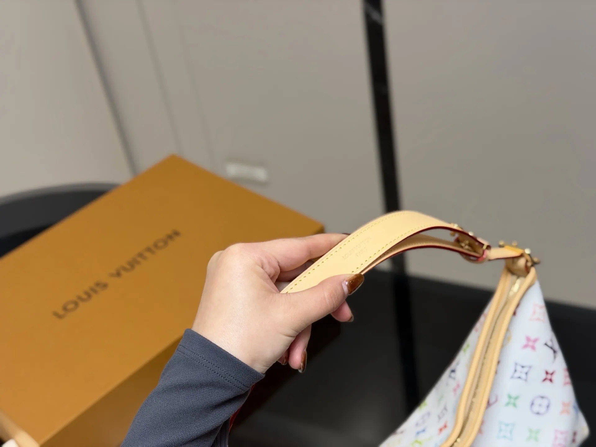 ¥240 配折叠盒飞机盒 LV Carryall小号手袋改造款 LV Carryall小号手袋,经典Monogram老花帆布+牛皮饰边,简约大气超百搭!配可拆卸拉链子袋,收纳力满分+。宽肩带设计,背着超舒服,通勤or短途出行都很合适。内部空间宽敞,日常用品轻松装下,拉链开合更安全。休闲随性风格,时髦又实用,出街必备! 尺寸:33.21cm