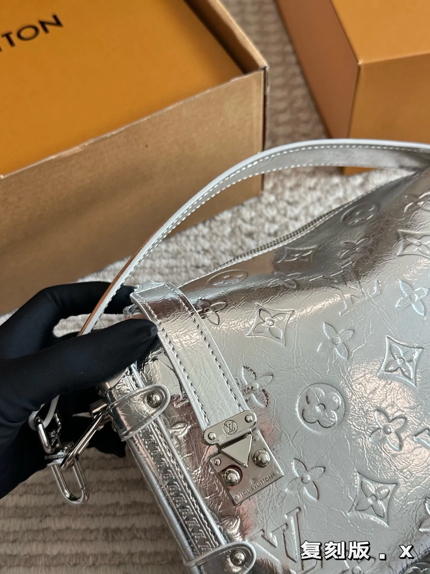 💰220 复刻版 size:23*16cm 超时空爆款 Lv 26王炸新款包trunk 谷爱凌 走秀小软箱s来了终于!!! 超级洋气 upupup 搜索🔍Lv 软箱子(盒子) 全套包装🎁