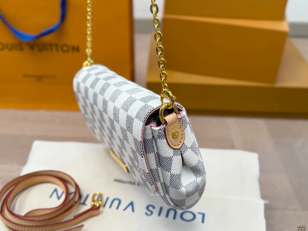 原版复刻&yen;140飞机盒 LV小号晚宴包 变频芯片 路易威登lv腋下包 搭配2条肩带可斜挎🛍 全新搭配 高端品质 原版面料 超级大牌的一款 上身特别洋气 喜欢的美妞抓紧自留啦 尺寸：小号21 11