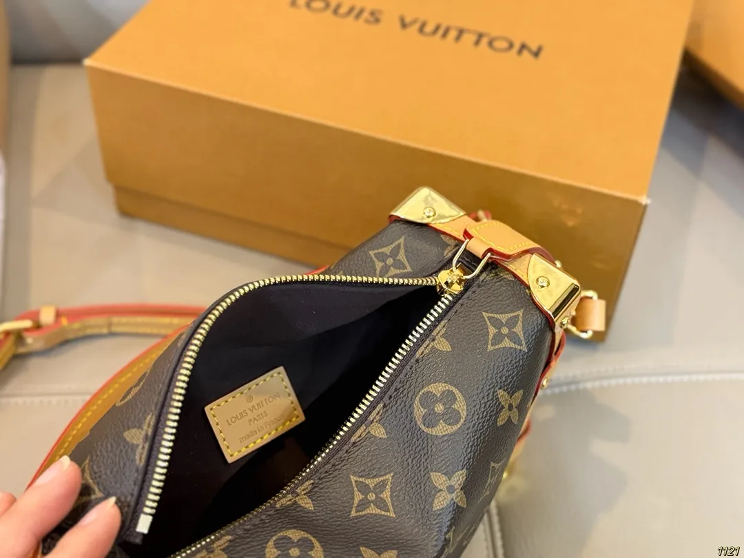 原版复刻&yen;225飞机盒 钢五金163变码芯片 谷爱凌同款 秀款 小箱子 LV Side trunk 谷爱凌 盒子包/ 箱子包 新款！是软软的小箱子 很多精致的小细节在里面 大容量又实用又好凹造型 长短肩带随意切换 无论是富婆还是可可爱爱 都可以凹出超好看的造型尺寸 23 16