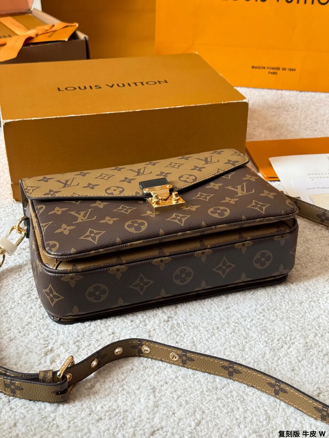 复刻版 牛皮 p195 Lv Pochette Métis 邮差包 复刻版 牛皮 邮差包老花手提单肩斜挎包,优雅低调的外形设计和宽敞的包身更加入了实用性,LV闪亮的纯钢金色五金配件- 可调节肩带,配有树糕皮的肩垫,拉链闭合 超细纤维内衬 尺寸:25*20cm