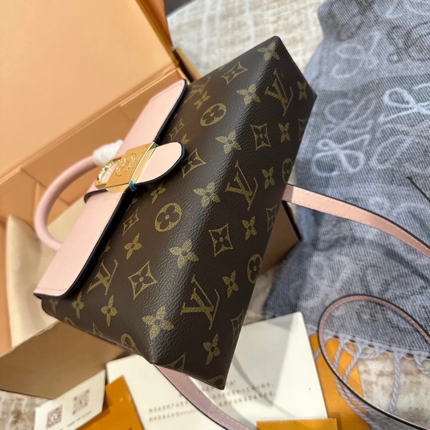 p100 礼盒包装 LV 新款LOCKY BB老花拼皮手提单肩斜跨包 Monogram涂层帆布与柔滑的材质 磨面牛皮饰边 织物内衬 金色金属饰件 顶部配有Toron手柄 适合手提或手挽 可脱卸 可调节肩带 方便肩背或斜挎 经典磁吸挂锁 内设贴袋 尺寸23cm