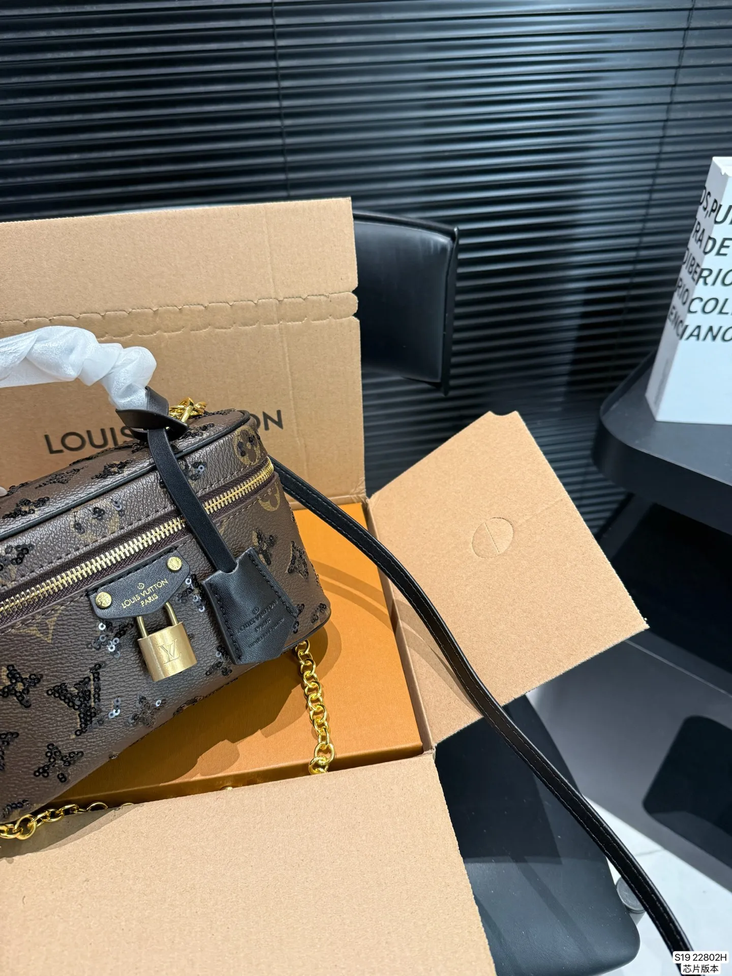 P145 配飞机盒折叠盒子芯片版本 季的化妆包颇受时尚界的青睐,看到第一眼就种草了!!造型很硬核 但空间很实用~走在路上就是一道行走的风景线啊。回头率杠杠的~ 而且真的好好搭!瞬间成为了这季街拍中的常客这只精致的LV化妆包,难道她不香吗~今年度过炎炎夏天的动力 ,就靠她给我补给了尺寸:19 12 货号22802