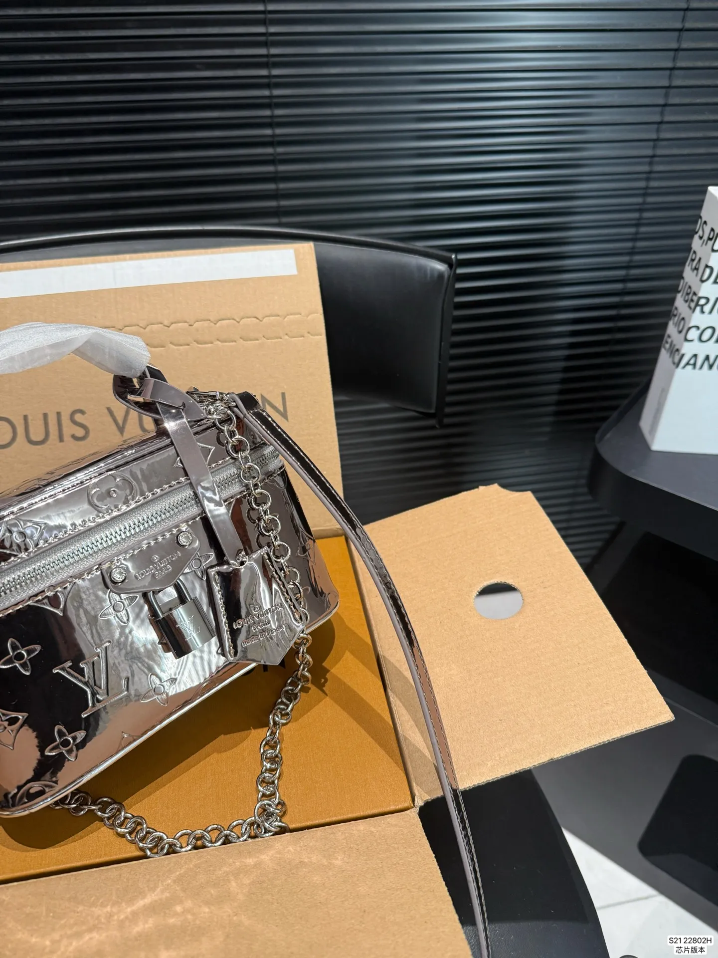 P155 配折叠盒飞机盒 LV新款小盒子，实物太美了！🤍🩶 被这个盒子美翻了！ 包柜里怎么能没有一只惊艳的包包呢！[皱眉R] 这只包谁拎谁美吧！做这个冬天❄️最闪的崽 🉑手拎🉑腋下🉑斜挎！别太实用了吧 尺寸19 12 货号22802