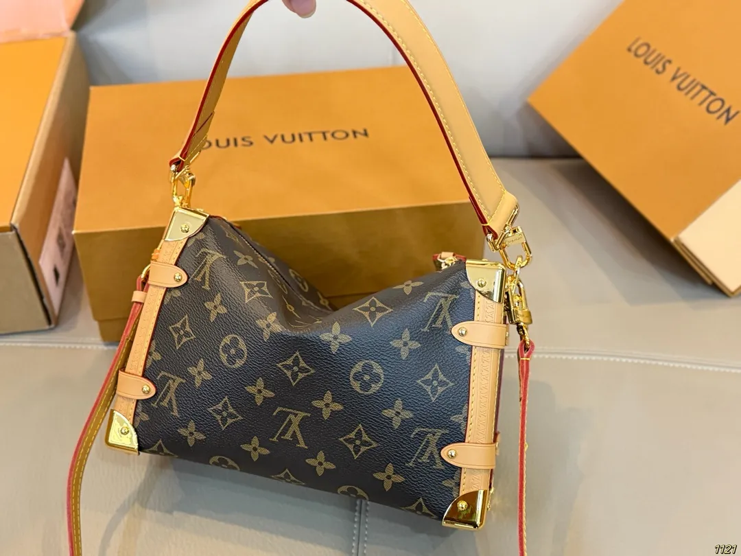 原版复刻¥225飞机盒 钢五金163变码芯片 谷爱凌同款 秀款 小箱子 LV Side trunk 谷爱凌 盒子包/ 箱子包 新款!是软软的小箱子 很多精致的小细节在里面 大容量又实用又好凹造型 长短肩带随意切换 无论是富婆还是可可爱爱 都可以凹出超好看的造型尺寸 23 16