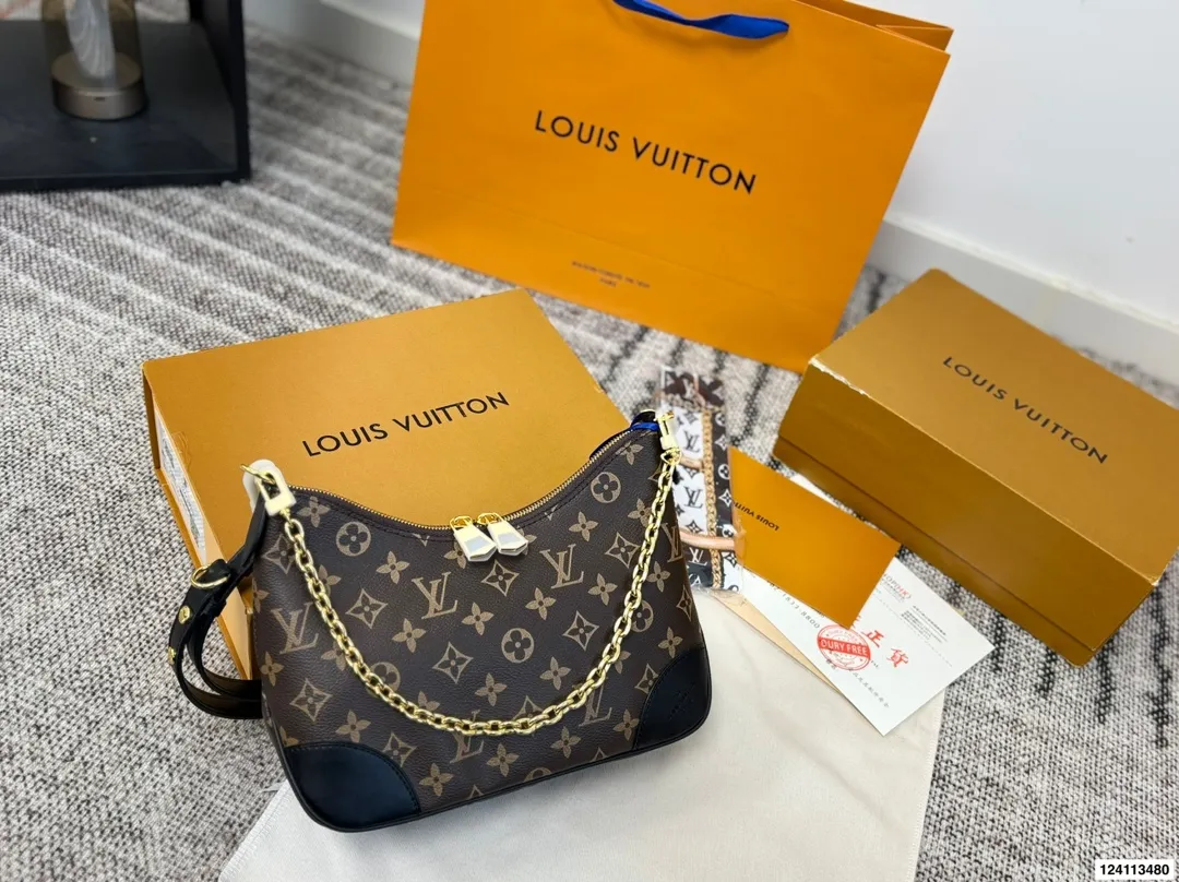 p160配礼盒🎁 Lv 牛角包 单肩斜挎中古 vintage包包v老花村上隆限定薇薇安女包LV老花限定 ！超美！好多网红潮人都在背 单肩斜挎背这款包看着简单，搭配起来特别有范！被外观真的迷倒 尺寸：26*9*15cm