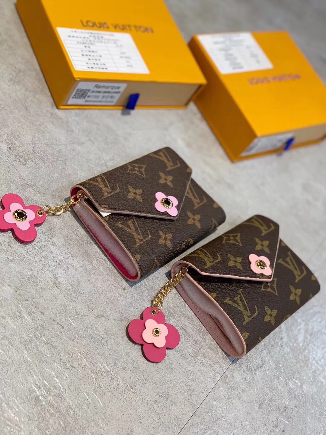P95🎀🎀颜色 粉 玫🎀尺寸 12x10🎀Lv🔥四叶草豆豆百花盛开👍路易威登经典EMlLlE 钱夹 优雅而实用 粉色皮革饰边与可爱的Monogram花卉装饰尽显精致柔美🆕❤升级版