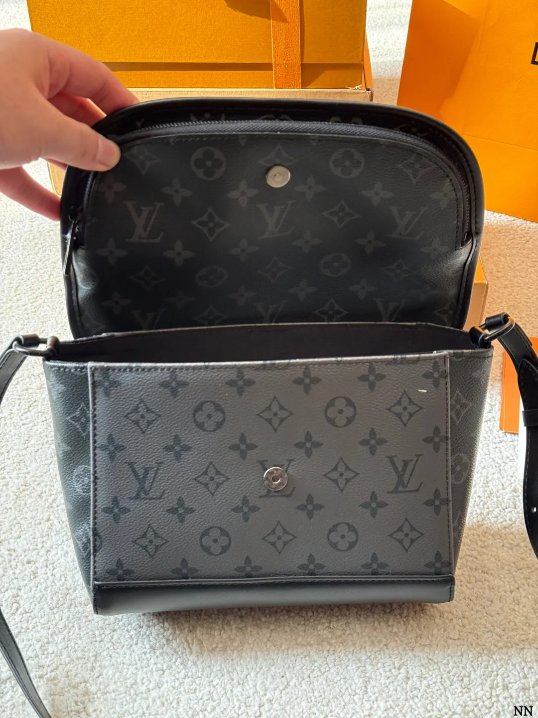 牛皮版本 p160 LV Pulse 邮差包 M12681 VLV Pulse邮差包M12681，黑色Monogram Eclipse涂层 帆布+牛皮饰边，低调又有辦识度艹。盖磁扣+外拉链袋，内部多夹层，收纳超方便！肩带可调节，单肩斜挎都OK，通勤休闲都能搭。 线绳拉链头设计，时髦又实用，是LV黑武士系列热门款，商务休闲都能轻松驾驭 尺寸 23 18cm