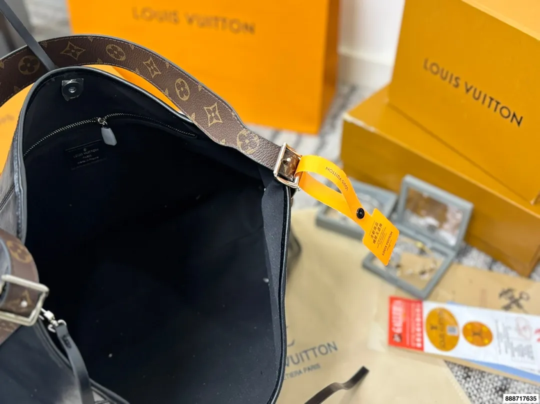 p185双盒 163芯片 围巾饰品+80(款式随机) 尺寸42.32 LV 路易威登新款carryall链条购物袋🛍️ LV新出的全黑色Dark cargo carryall空间超级ok~ 皮质超有质感,随性简约 带一点老花,今年的新一代包神