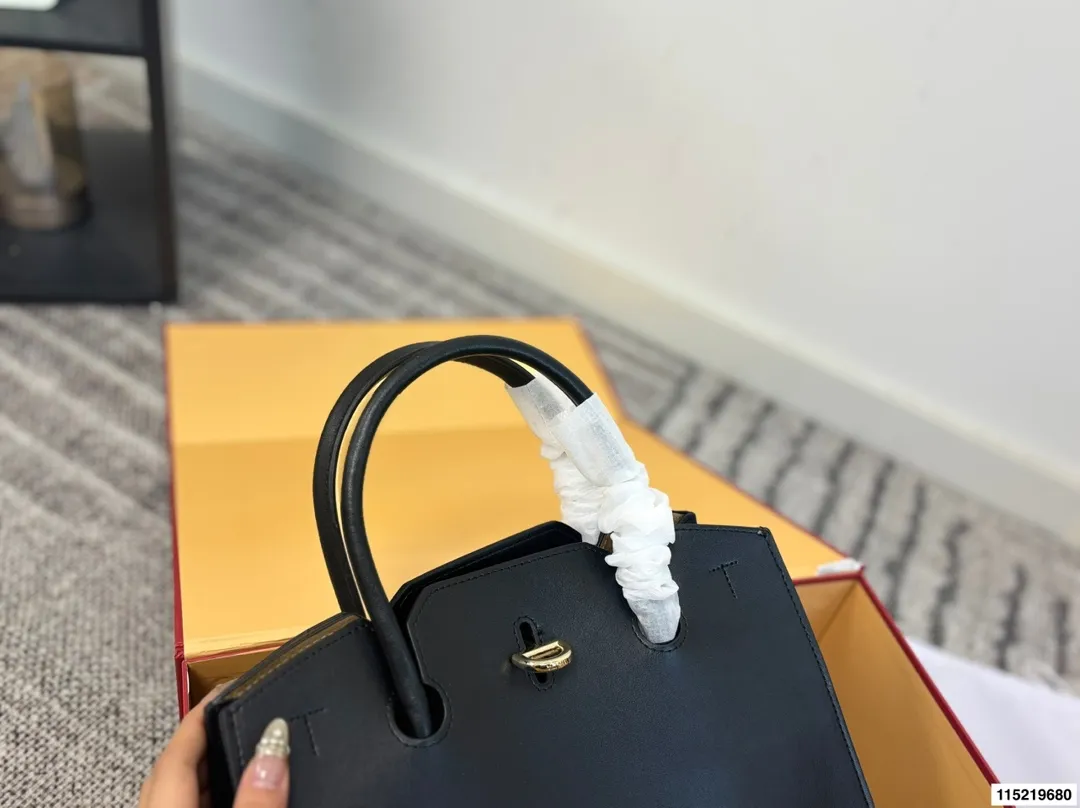 P180配折叠盒⚠️尺寸29.25 Furla Genesi托特包 选用优质牛皮,表面光滑有型,立体剪裁让包内空问更宽敞。金色半圆扭扣+压印Logo,细节满分!尺寸适中,通勤休闲都OK,手提斜挎随心切换。黑色百搭,四季都能用,简约大气,实用又有质感,是职场女生的理想选择