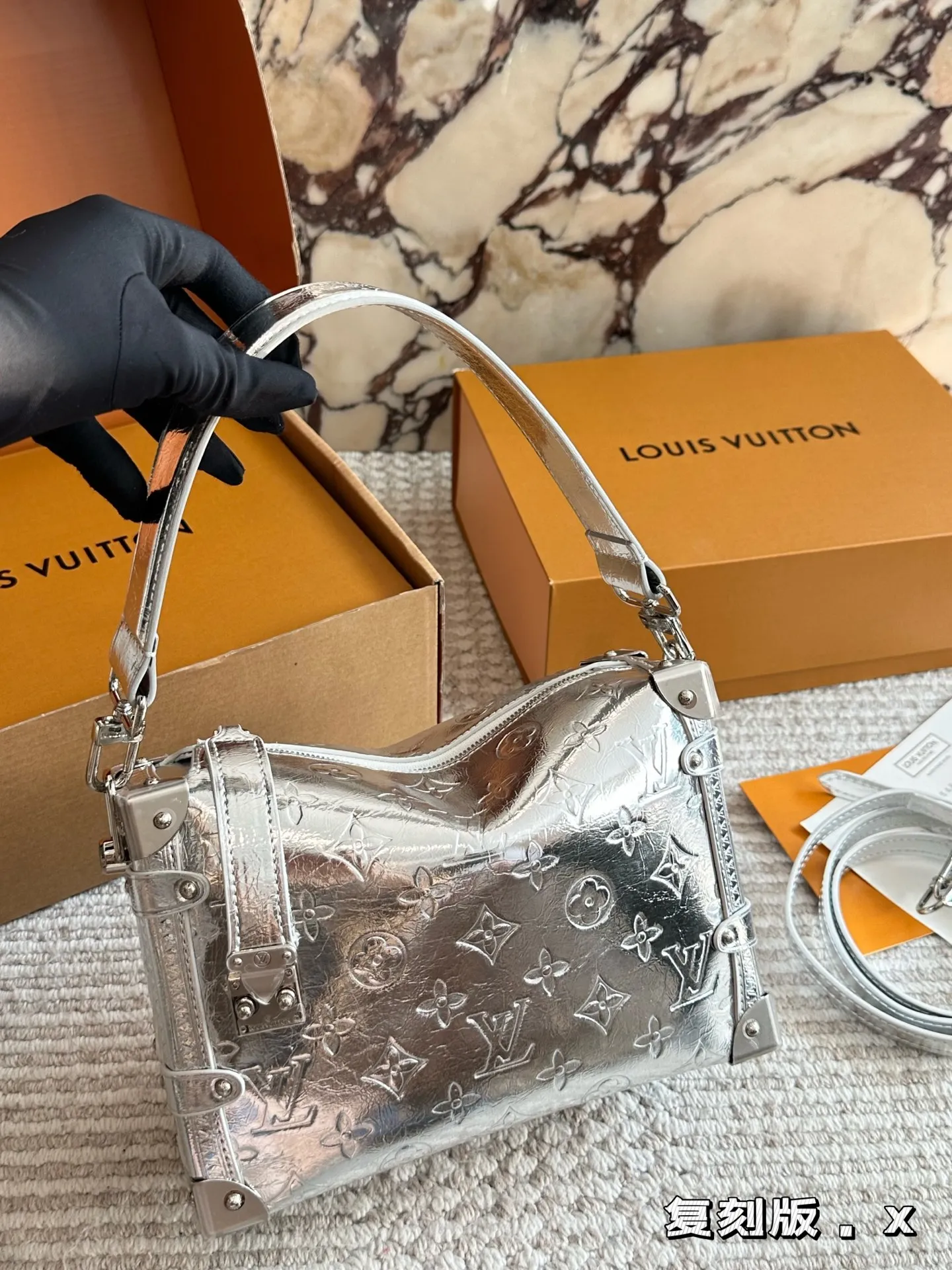 💰220 复刻版 size：23*16cm 超时空爆款 Lv 26王炸新款包trunk 谷爱凌 走秀小软箱s来了终于!!! 超级洋气 upupup 搜索🔍Lv 软箱子（盒子） 全套包装🎁