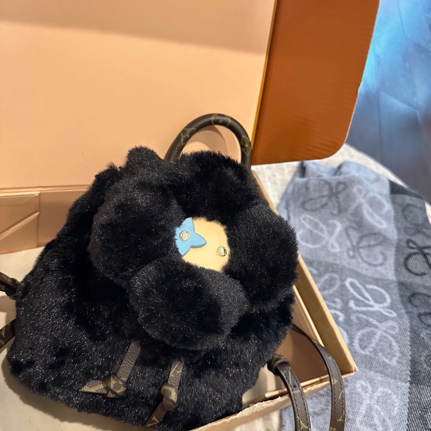 p120 礼盒包装 size 20 26 LV SKI滑雪系列vivienne Ski Snow系列 毛毛 双肩包 手机包 Louis Vuitton超限量Vivienne双肩包全日本限量发 等了一个月终于到货咯实物真的很可爱 容量感人 超可爱的手机包