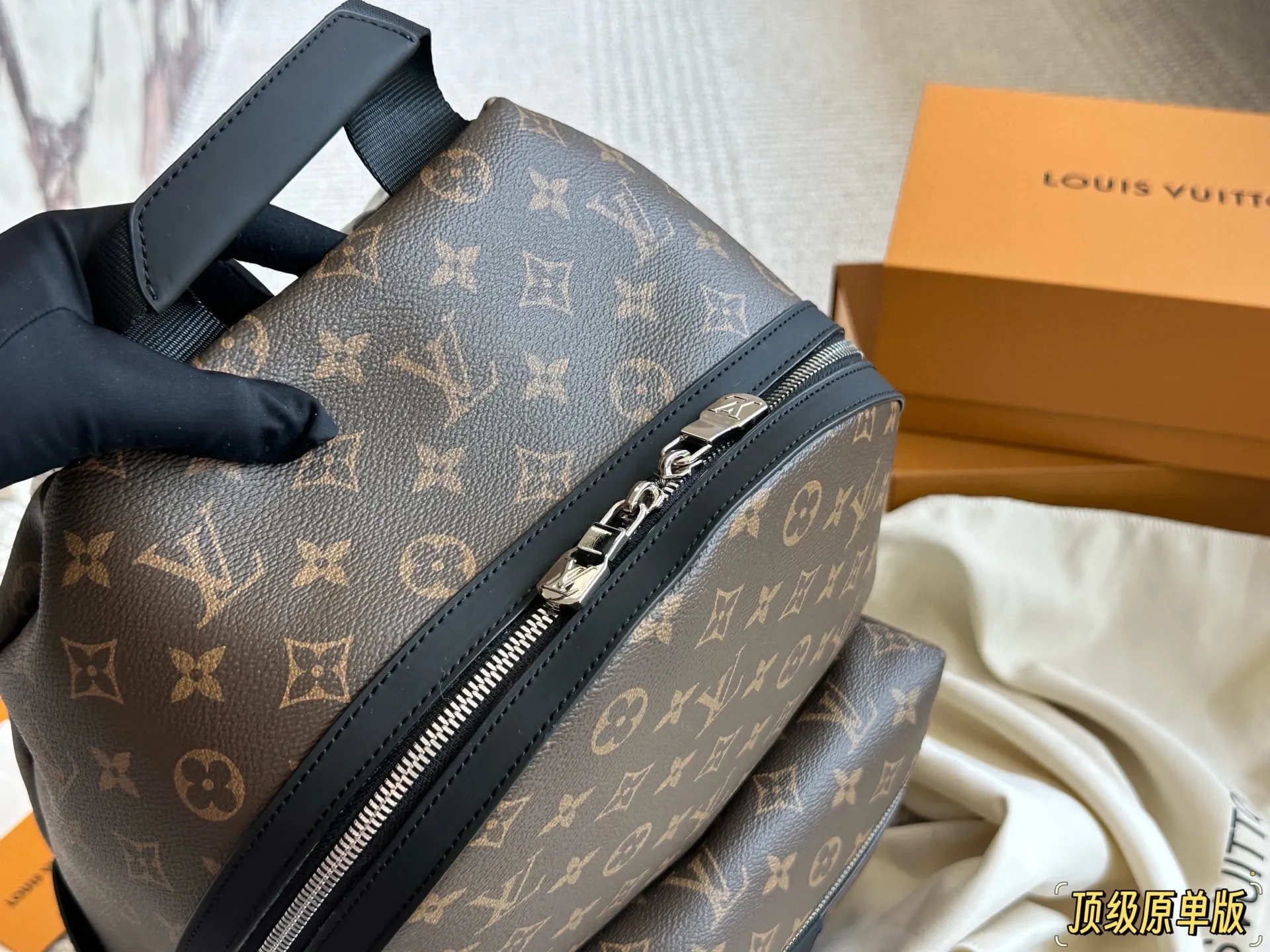 复刻版 纯牛皮 p225 经典老花潮人必备双肩包！ Discovery 小号双肩包取材 Monogram Eclipse 帆布，以更为紧凑的构型延续灵活功能。外袋、拉链前袋和开口 侧袋方便取放物品，内袋确保收纳井然有序。size： 29&times;38&times;20cm