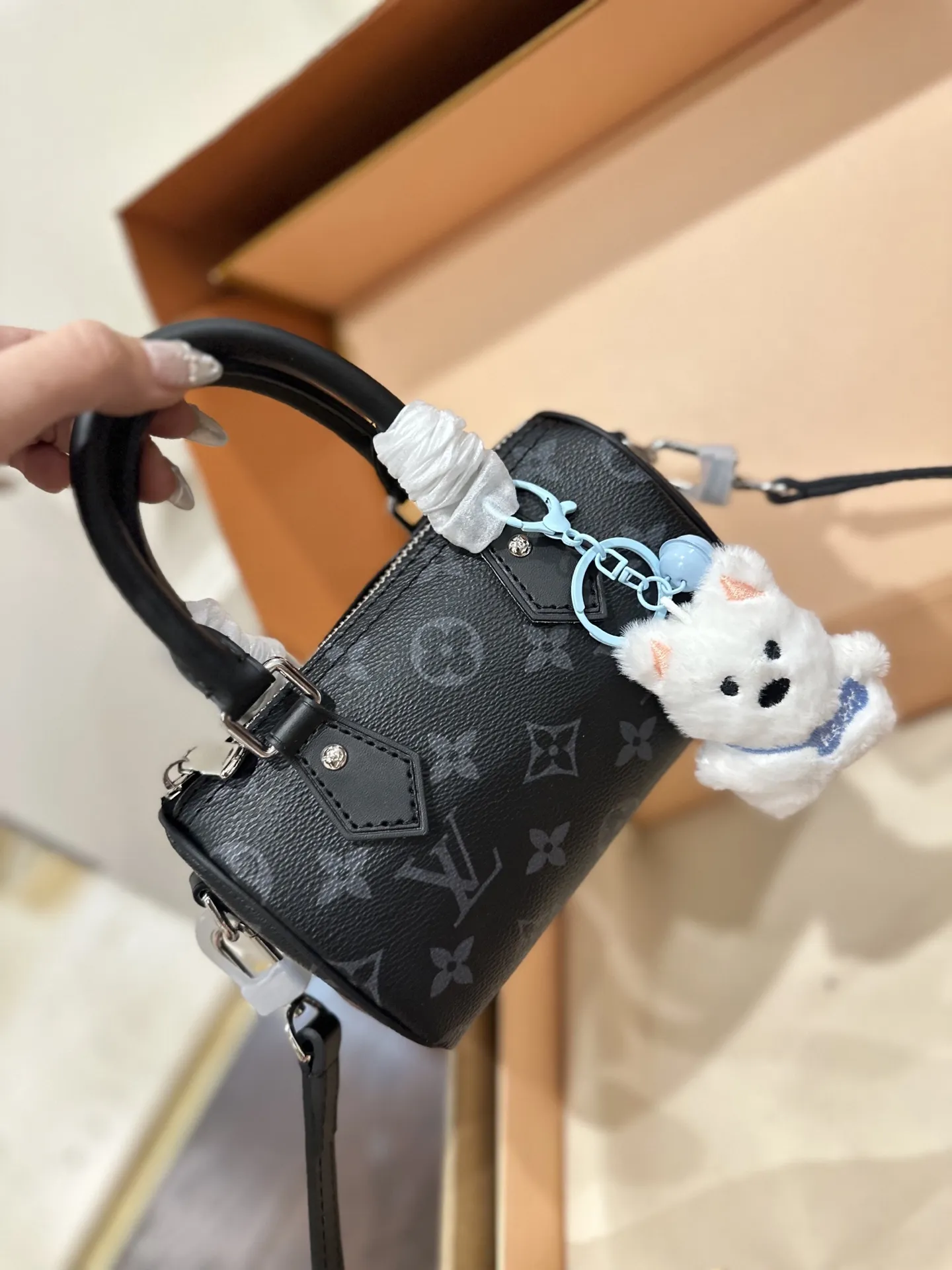 变码芯片p130 送挂件 官网双盒包装 size:16*10cm L家 永远经典Speedy Nano 将欢愉注入每个设计细节! LBuy限量呈献 全新圣诞 设计的 Vivienne Winter Holiday