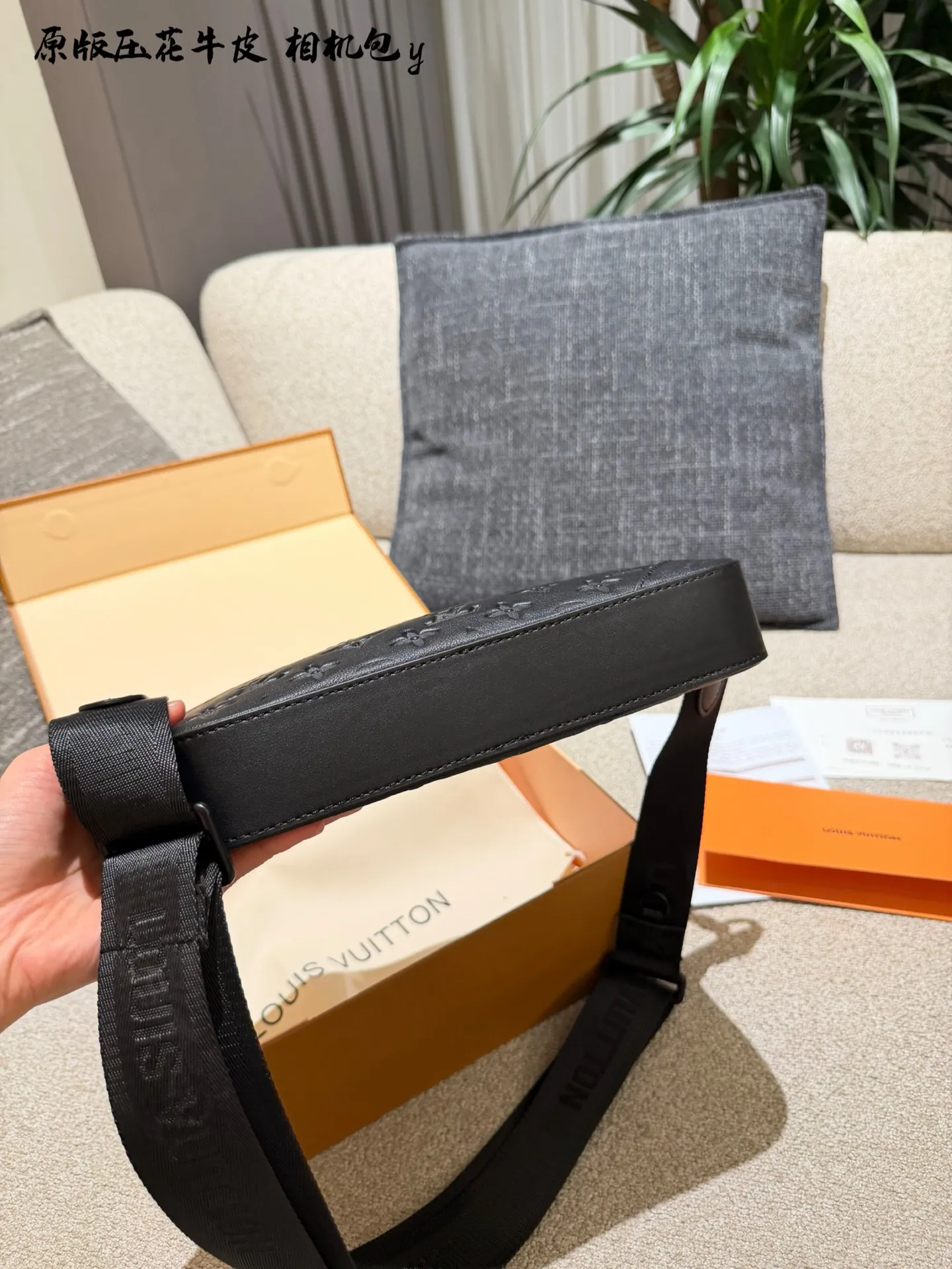 p210 LV TRIO黑武士邮差包,相机包 黑色全皮压花款,牛皮配黑色磨砂五金,酷酷的很有范儿,25x18.5x7cm:25x18.5x7cm 配盒子