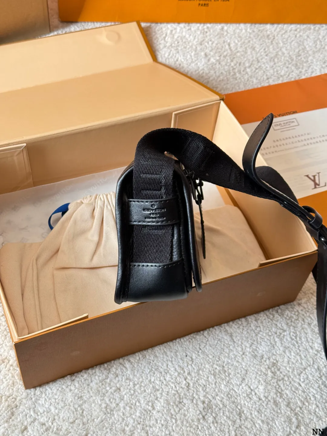 牛皮版本 p170 LV 黑花 Soft Trunk 盒子包 VLV Soft Trunk黑花盒子包，经典Monogram Eclipse黑花图案，低调又有辦识度！涂层帆布＋牛皮饰边，质感满分。配可调节肩带，单肩斜挎都OK，日常通勤、出街超百搭。内部空间合理，手机、卡包、钥匙轻松收纳，拉链开合更安全全。男女都能驾驭，时尚又实用，LV热门款必入 18.5x13x8cm18.5x13x8cm