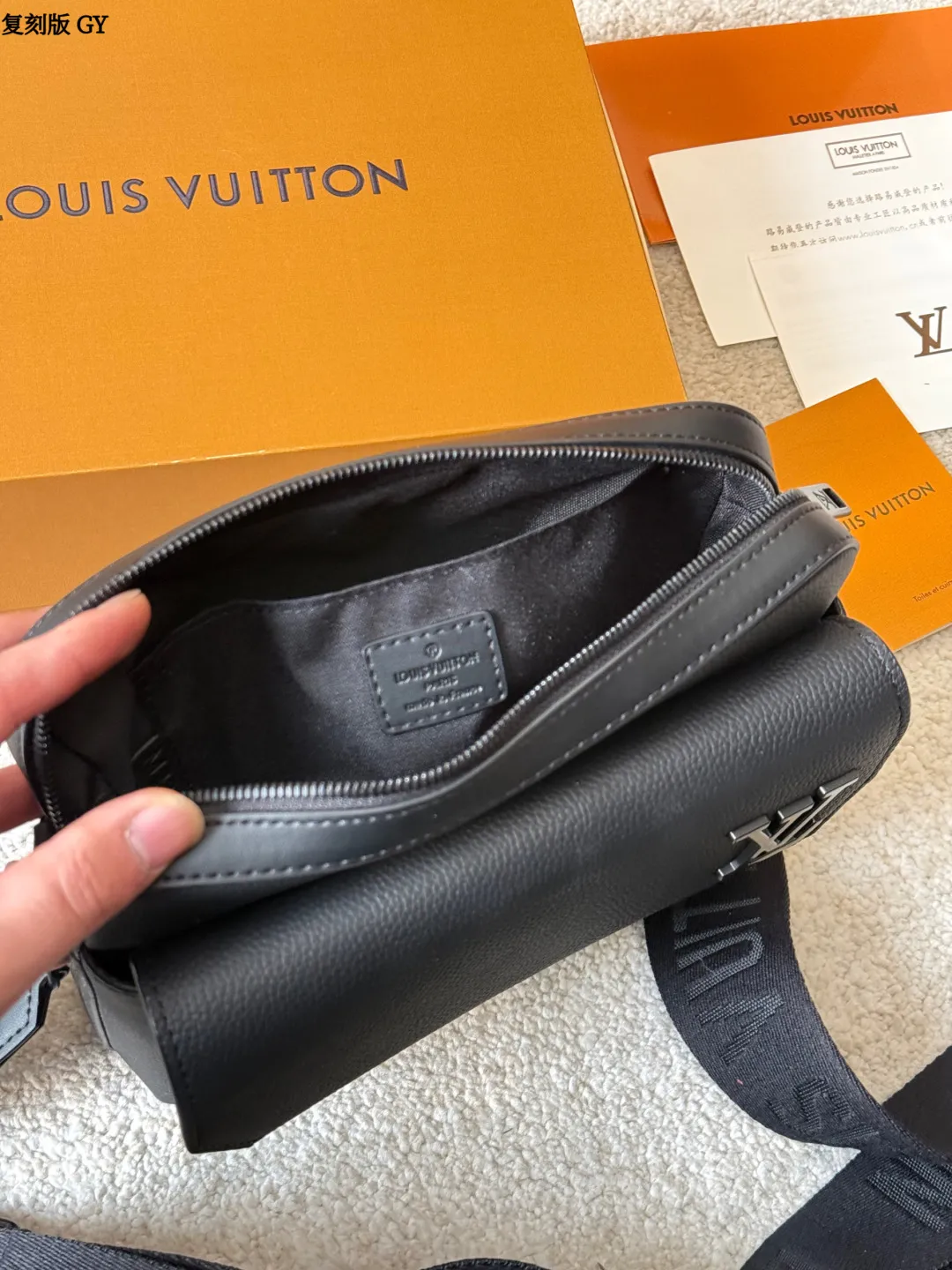 复刻版 p225 LV Takeoff 小号邮差包 LV Takeoff小号邮差包,黑色粒面牛皮+经典 Monogram压纹,低调又有质感!翻盖设计+可拆卸肩带,单肩or斜挎都OK,通勤休闲都能搭。尺寸刚好,手机钱包轻松装下,实用又时髦,是男士必入的经典单品! 尺寸 23 18cm